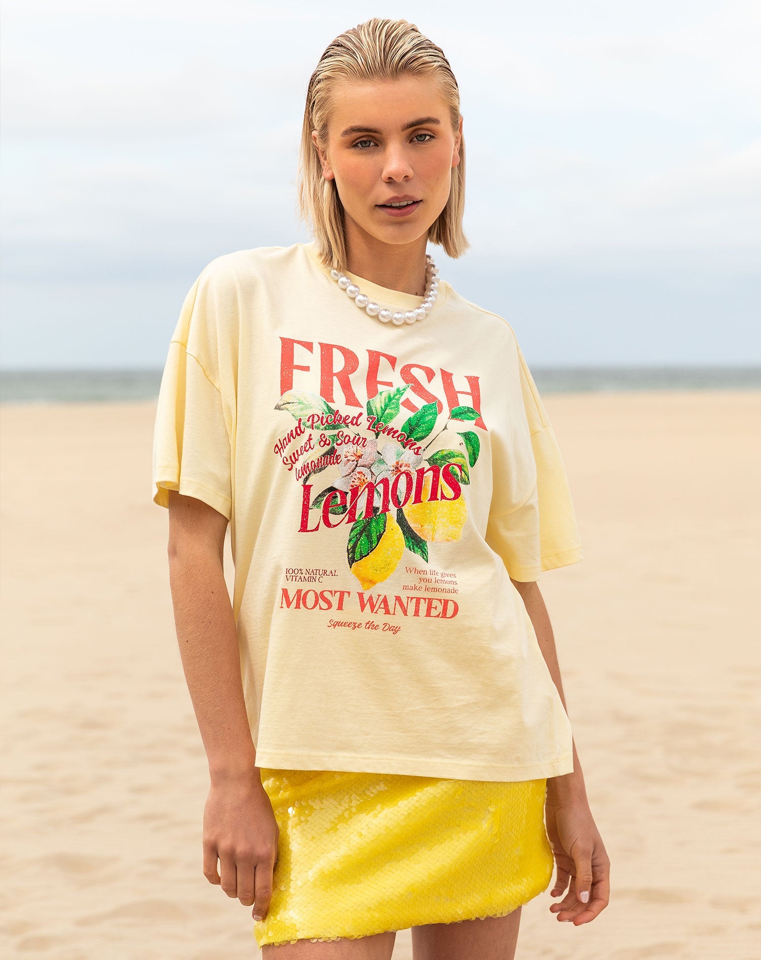 dame op strand in zomer outfit