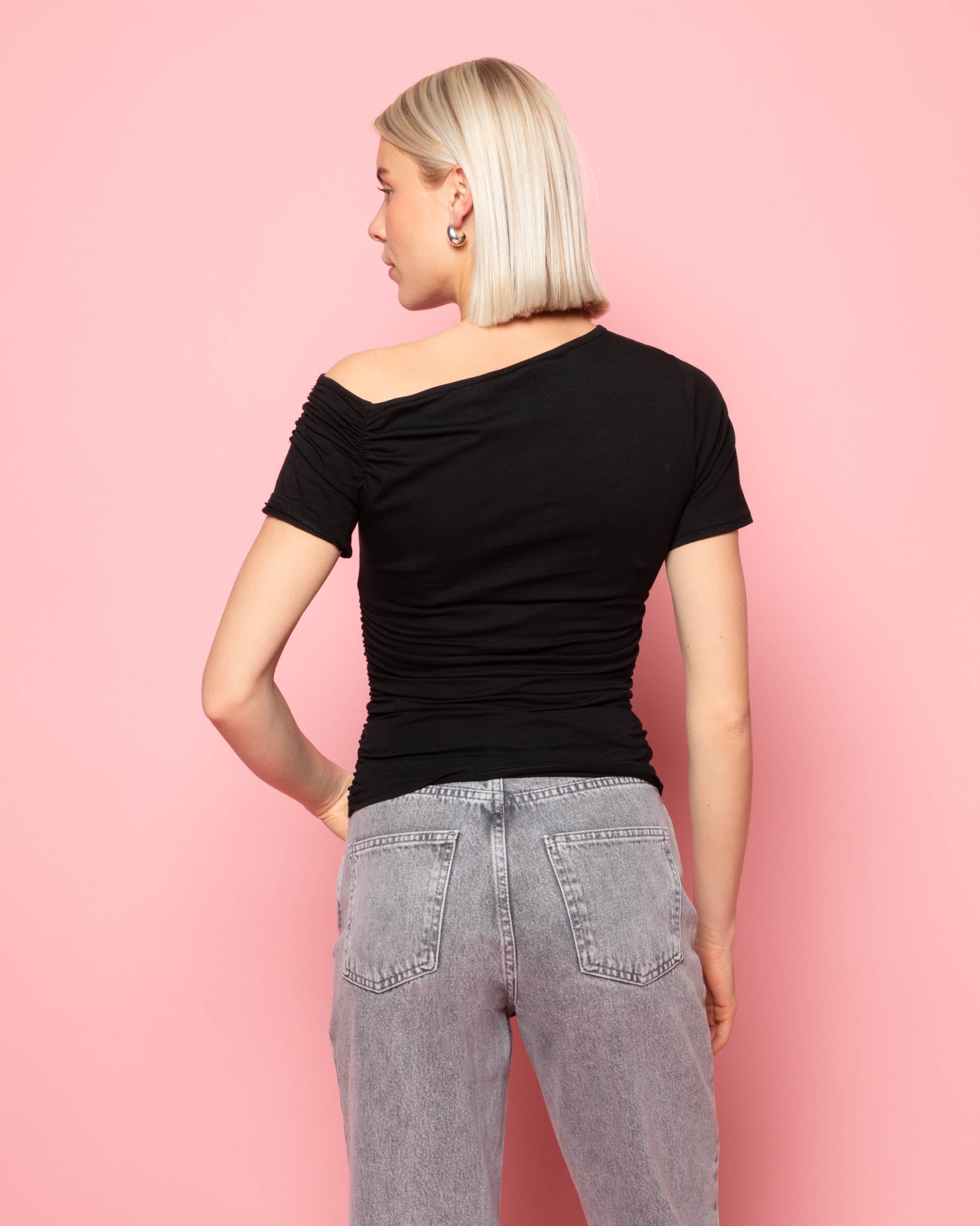 TAMAR OFF SHOULDER SHORT SLEEVE TOP ZWART