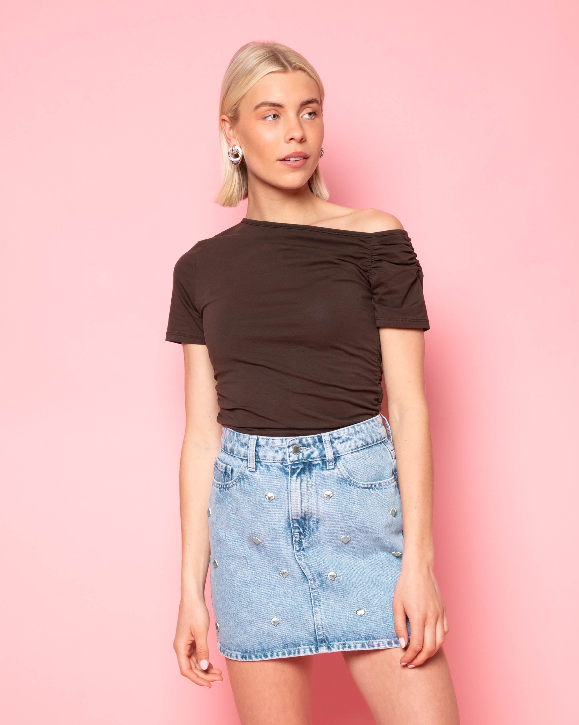 SHELL STUD DENIM SKIRT LIGHT BLUE