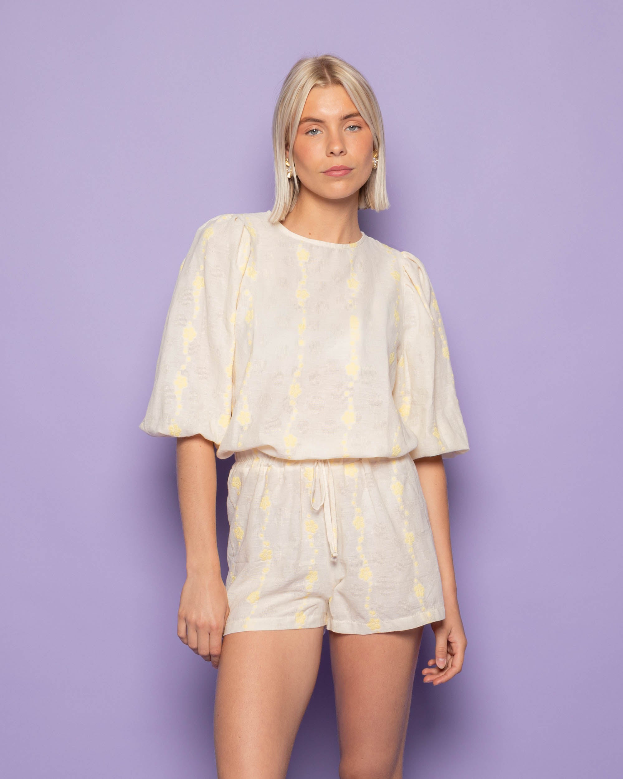 FLOWER COTTON PUFF SLEEVE TOP BUTTER YELLOW