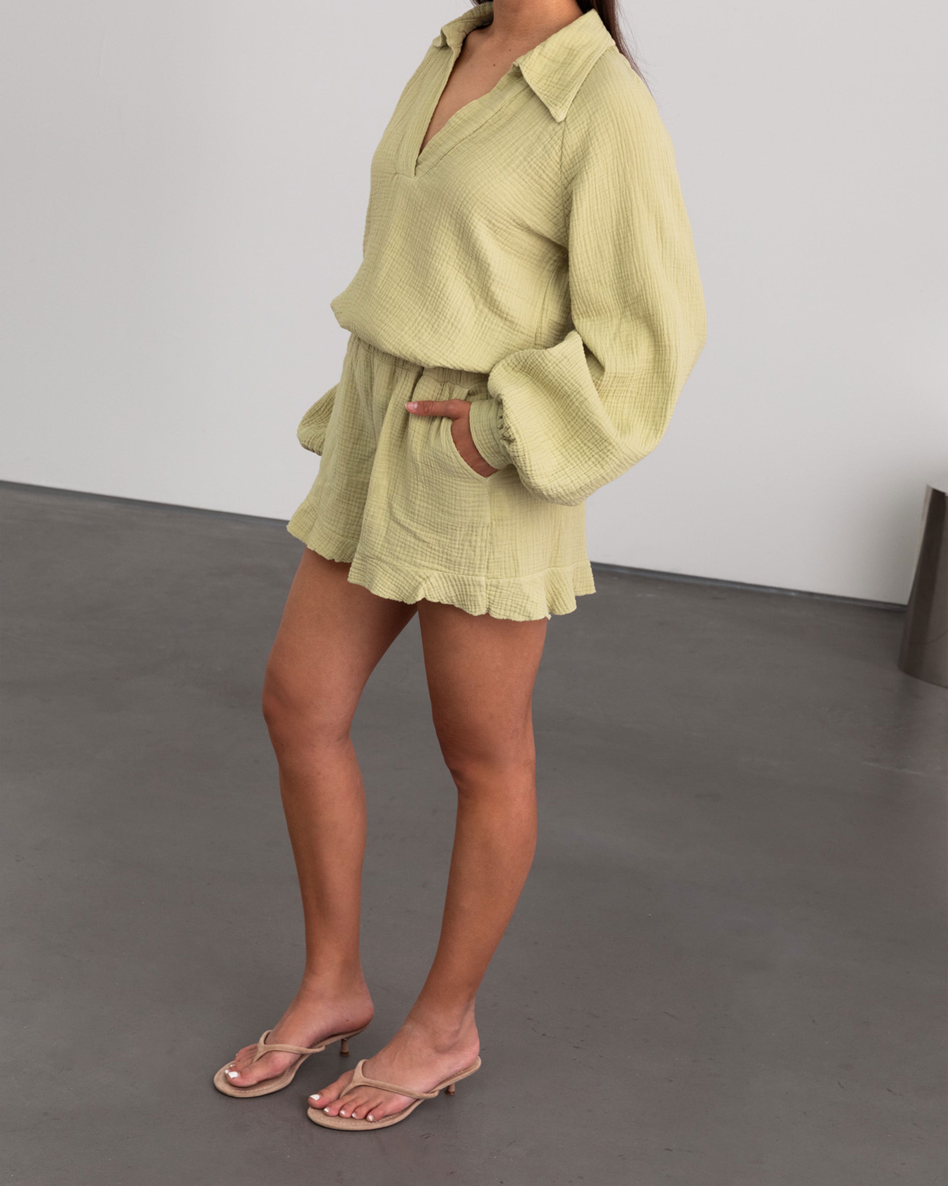 TARA MOUSSELINE SHORTS LICHT OLIJFGROEN