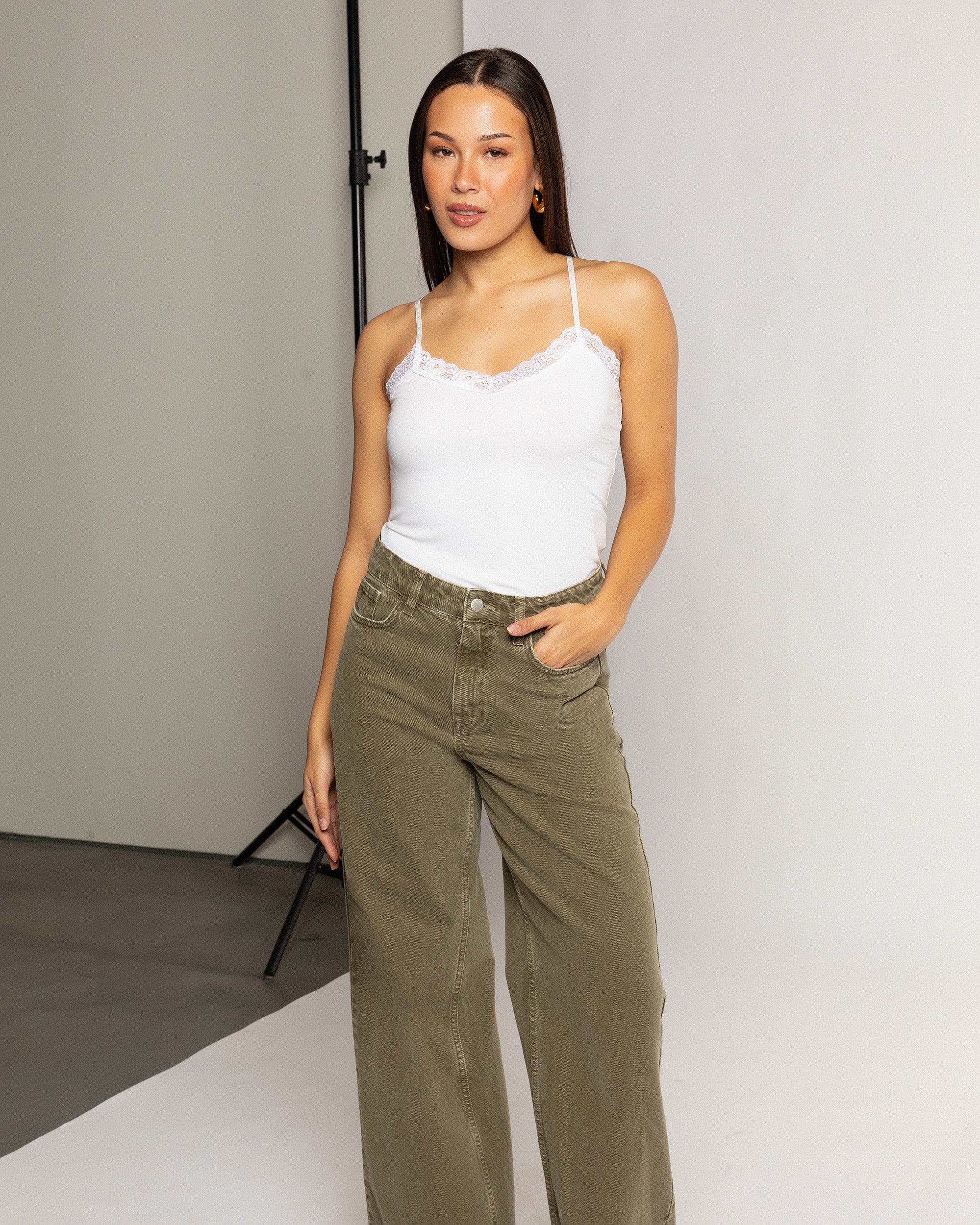 LACE V-NECK CAMI TOP WIT