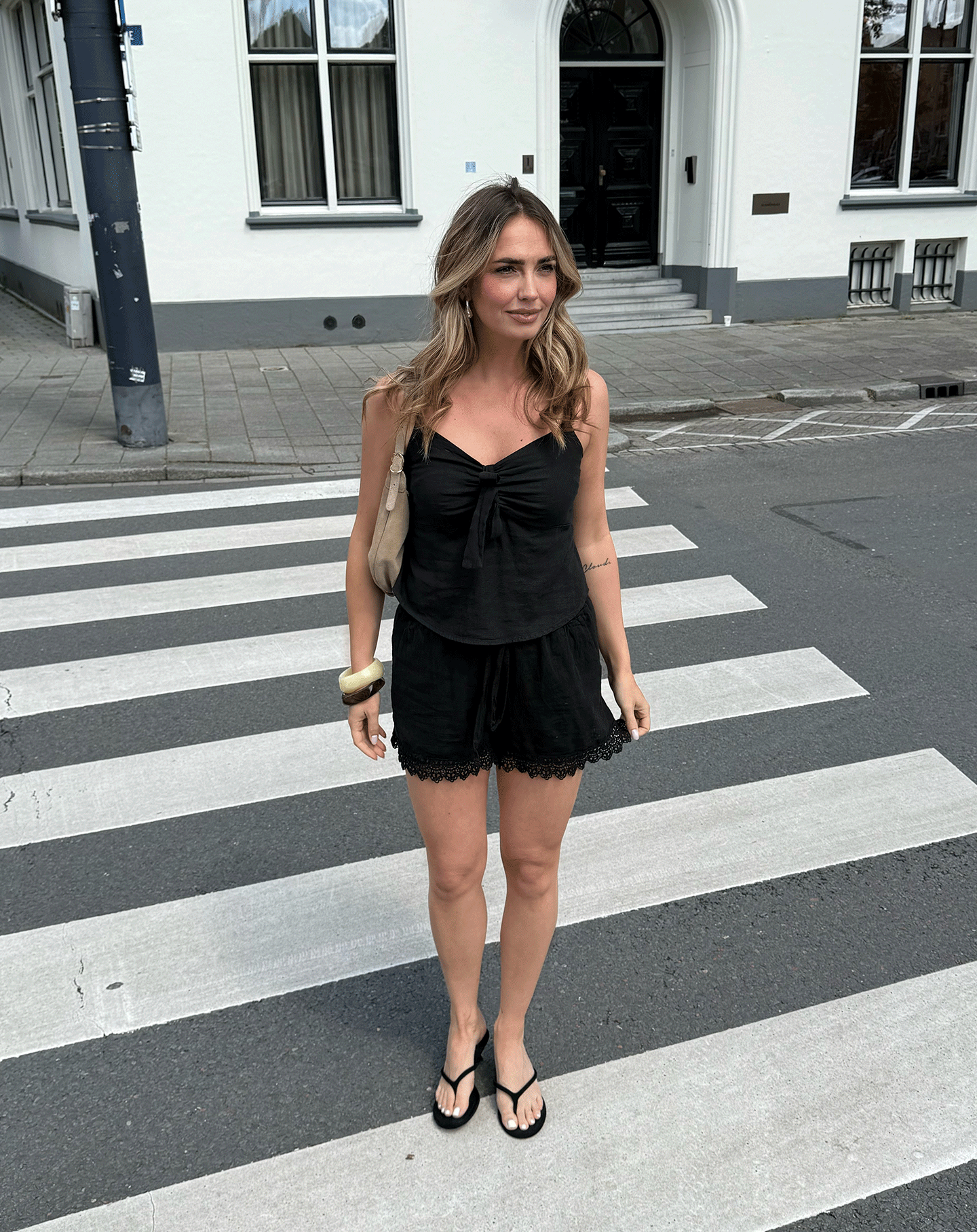 CARMEN LACE LINEN SHORTS ZWART
