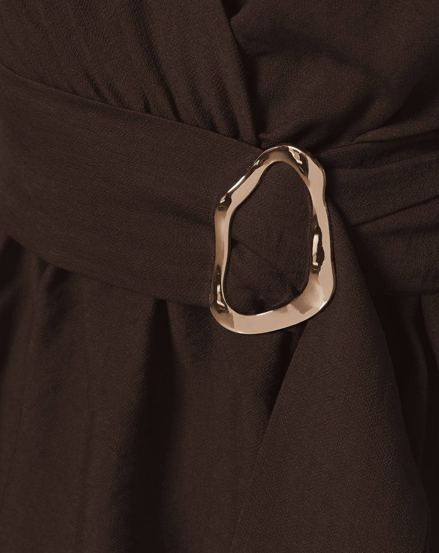 ZAYA VISCOSE BUCKLE TOP DONKERBRUIN