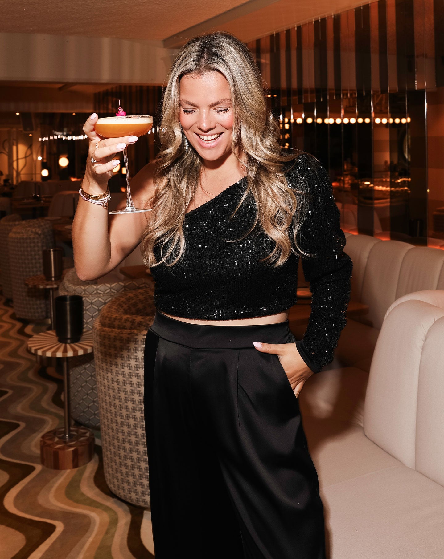 SEQUINS ONE SHOULDER TOP ZWART