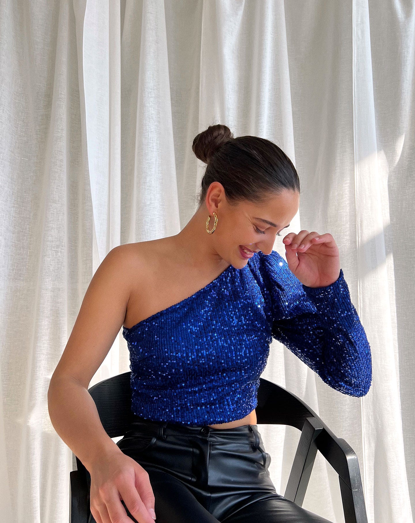 SEQUINS ONE SHOULDER TOP KOBALTBLAUW