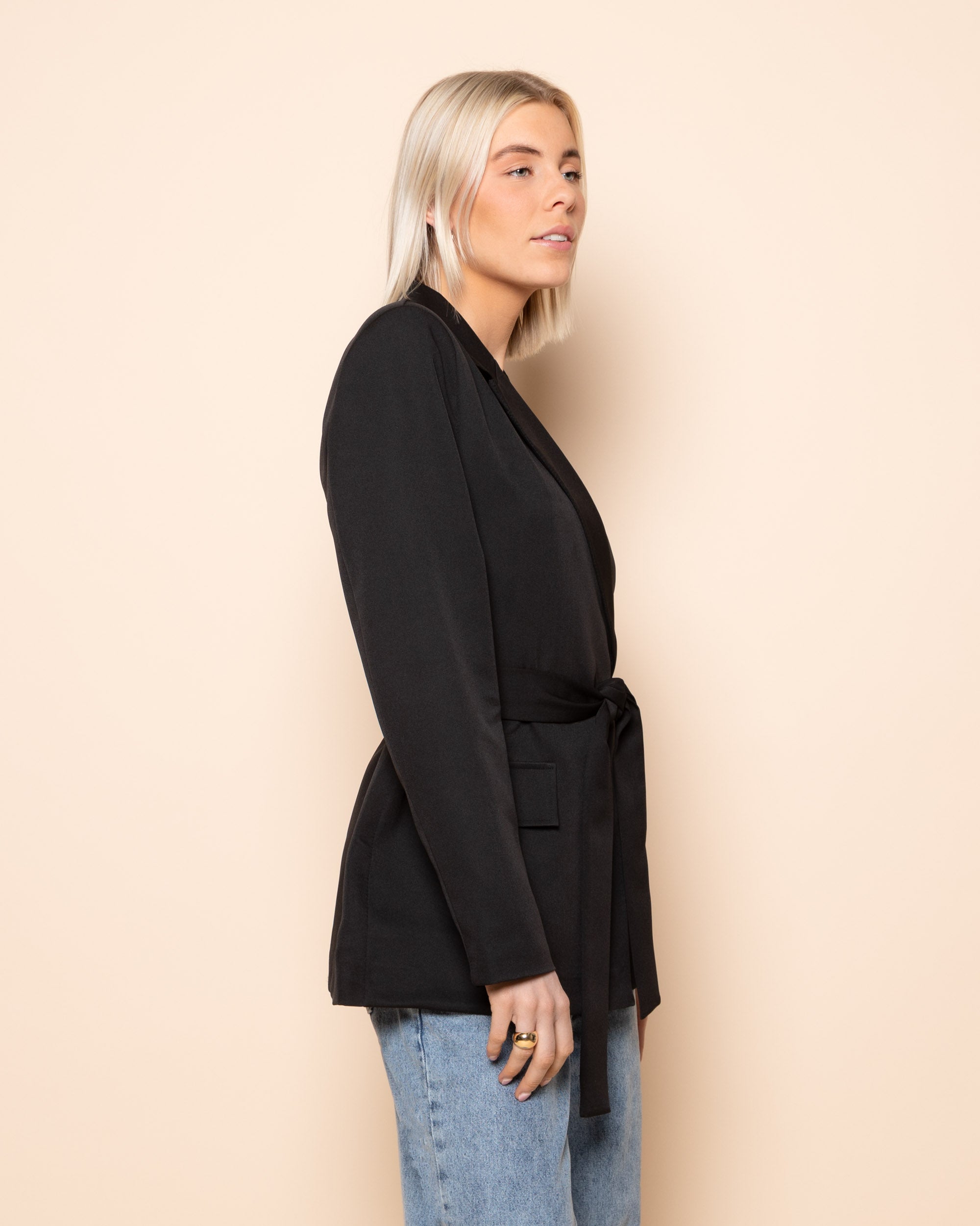 JENNY BELTED BLAZER ZWART