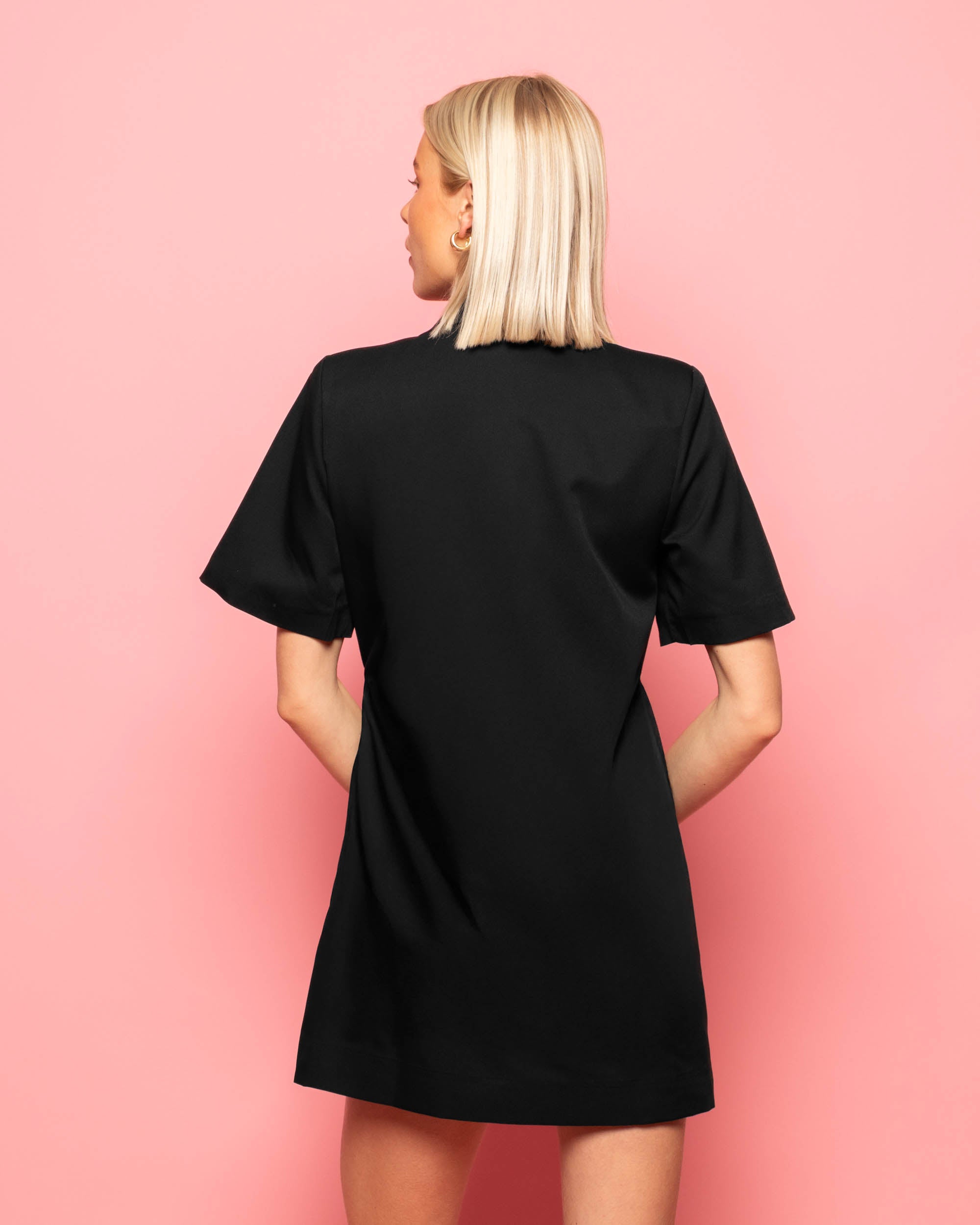 ZOEY WRAP UP SHORT SLEEVE BLAZER DRESS ZWART