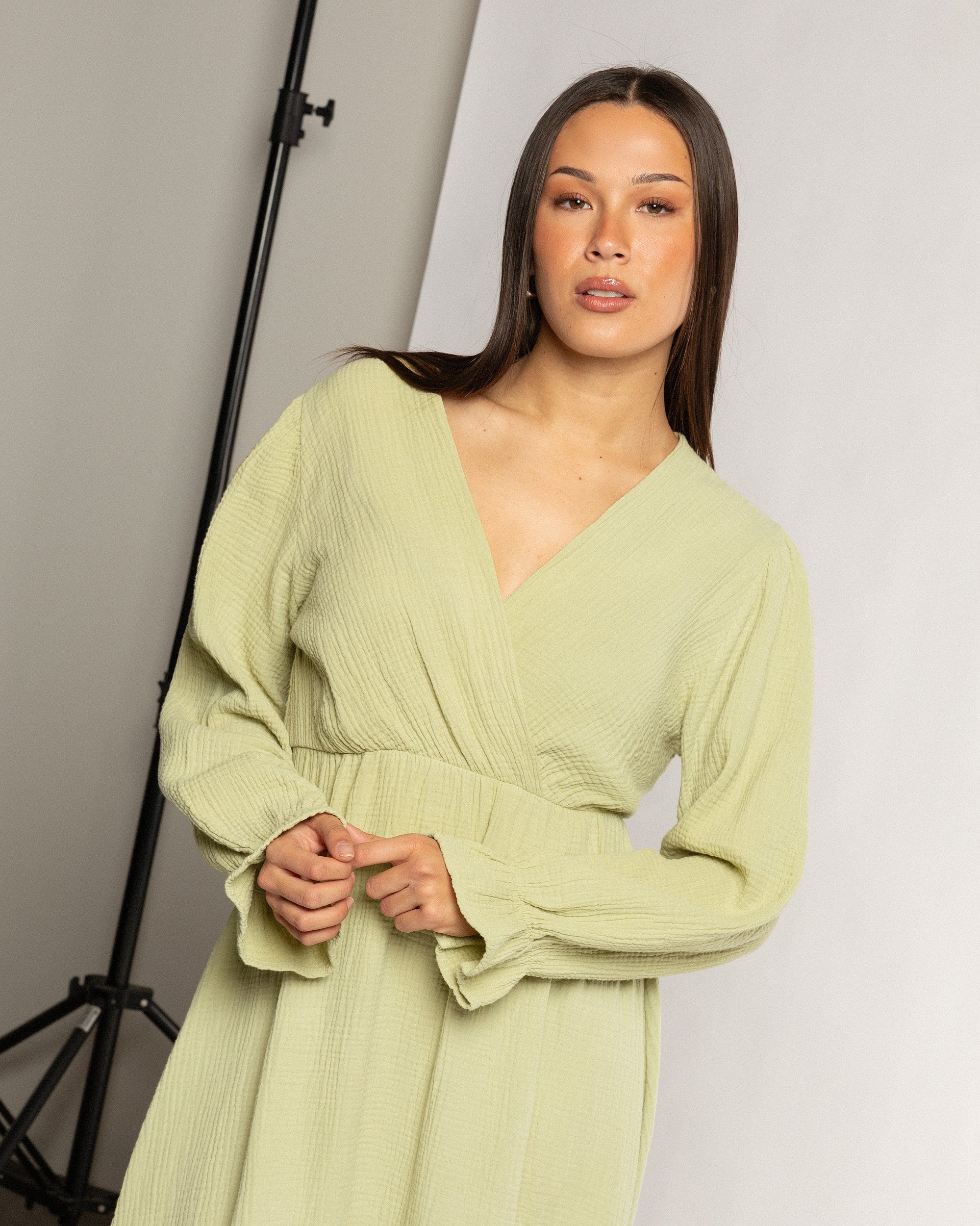 MOUSSELINE MAXI RUFFLE DRESS LICHT OLIJFGROEN