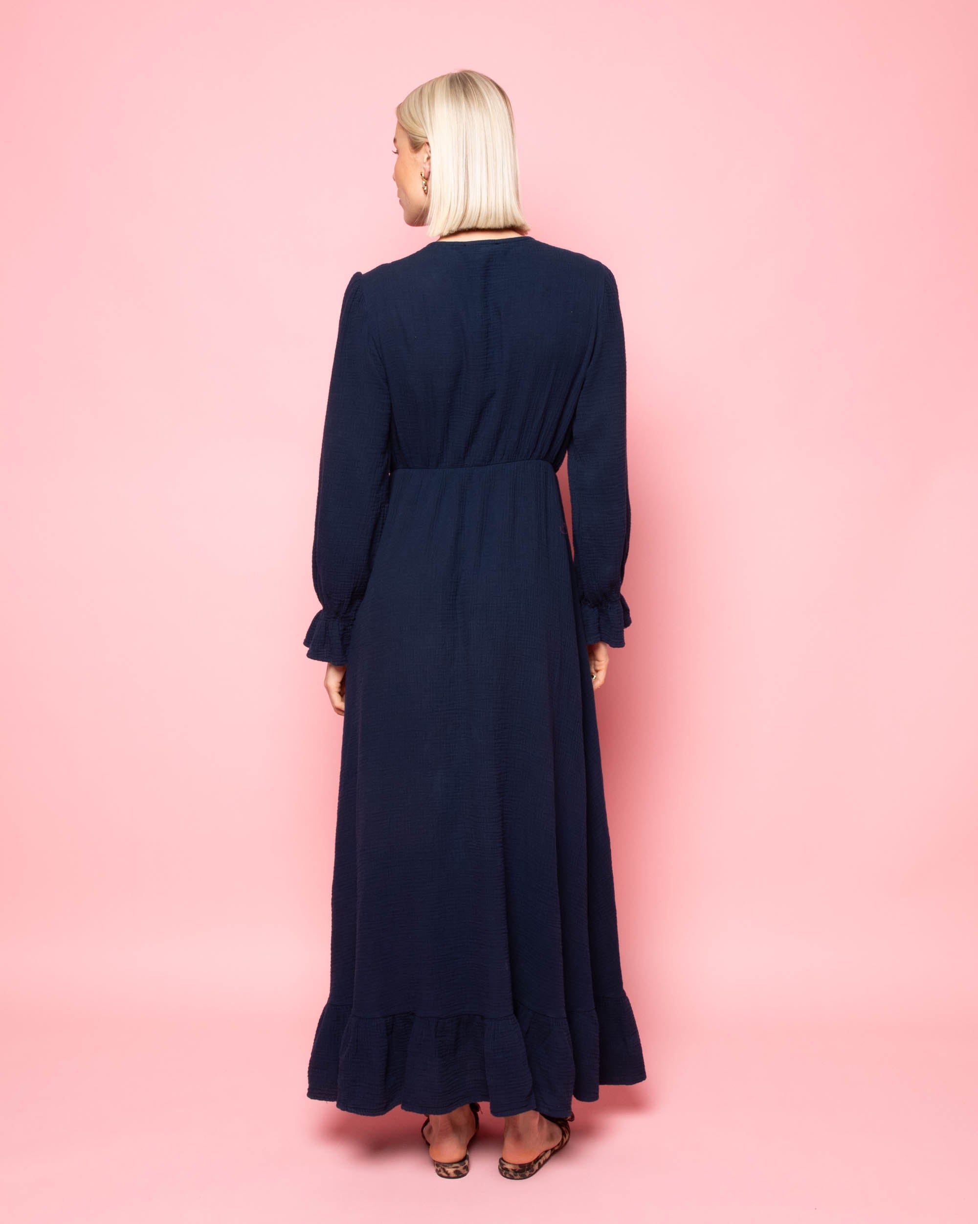 MOUSSELINE MAXI RUFFLE DRESS MARINEBLAUW