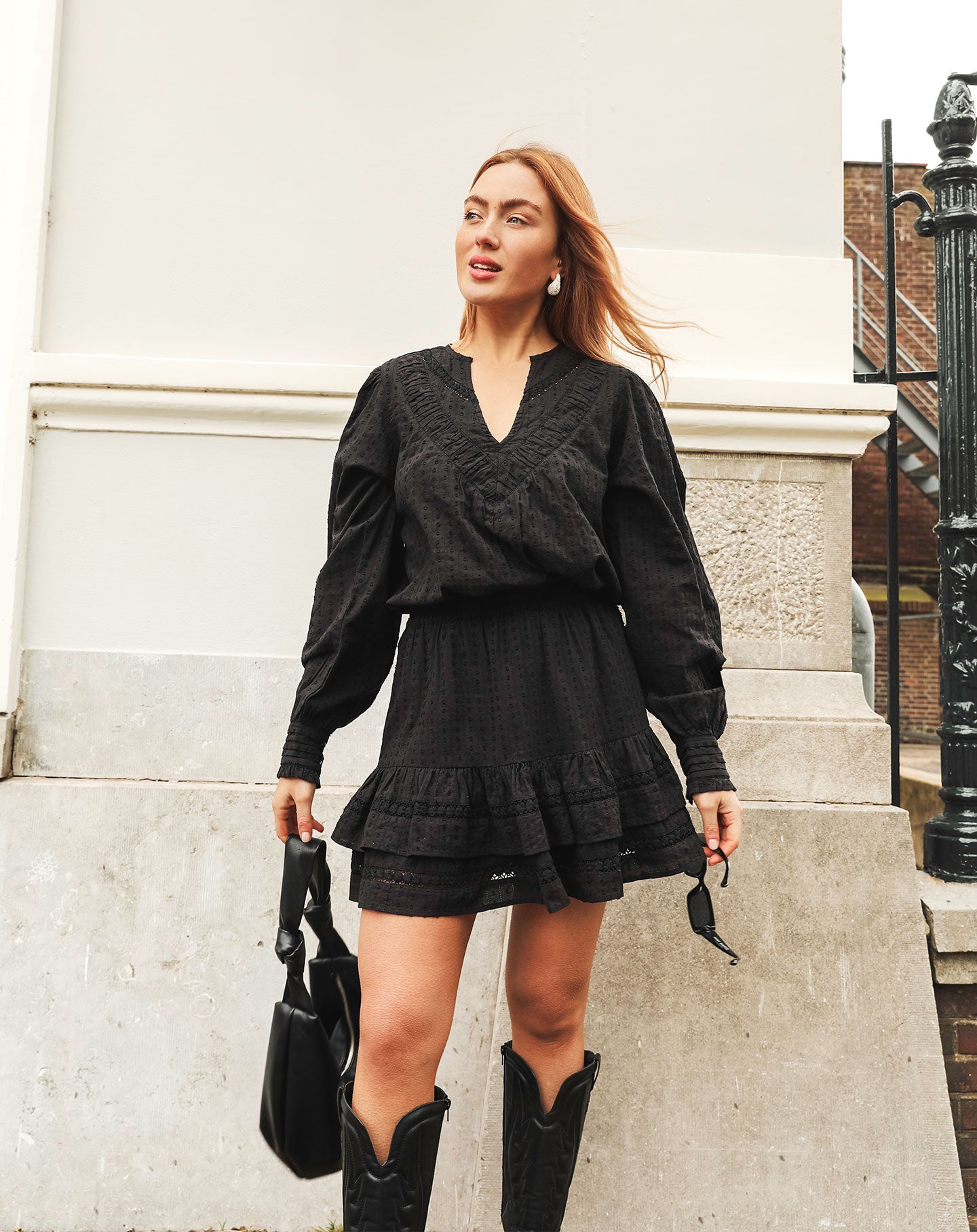 AVERY DOBBY RUFFLE SKIRT ZWART