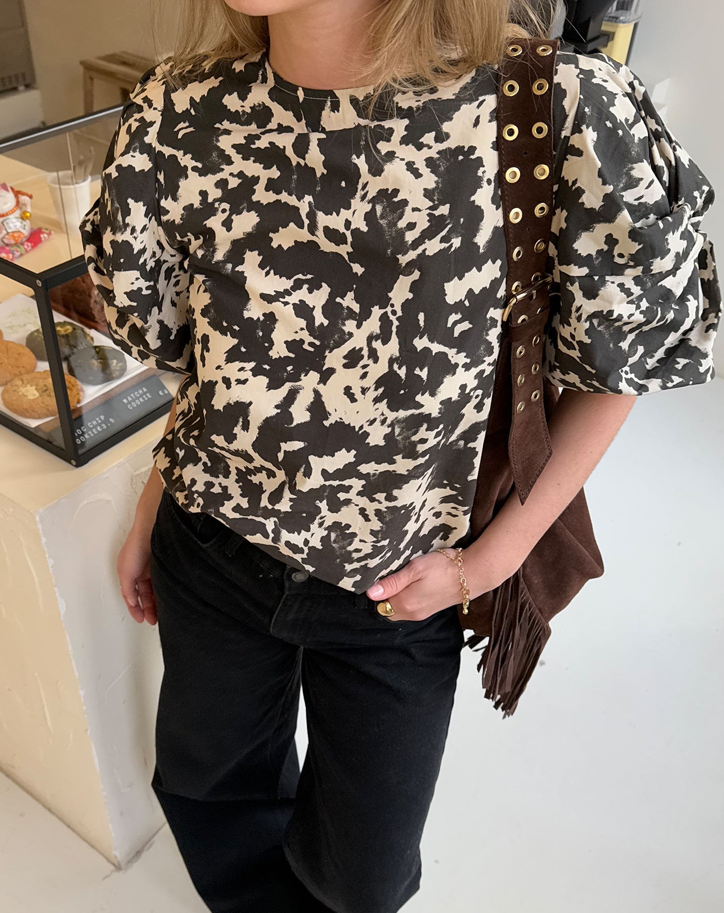 COW KNOTTED PUFF SLEEVE TOP ZWART