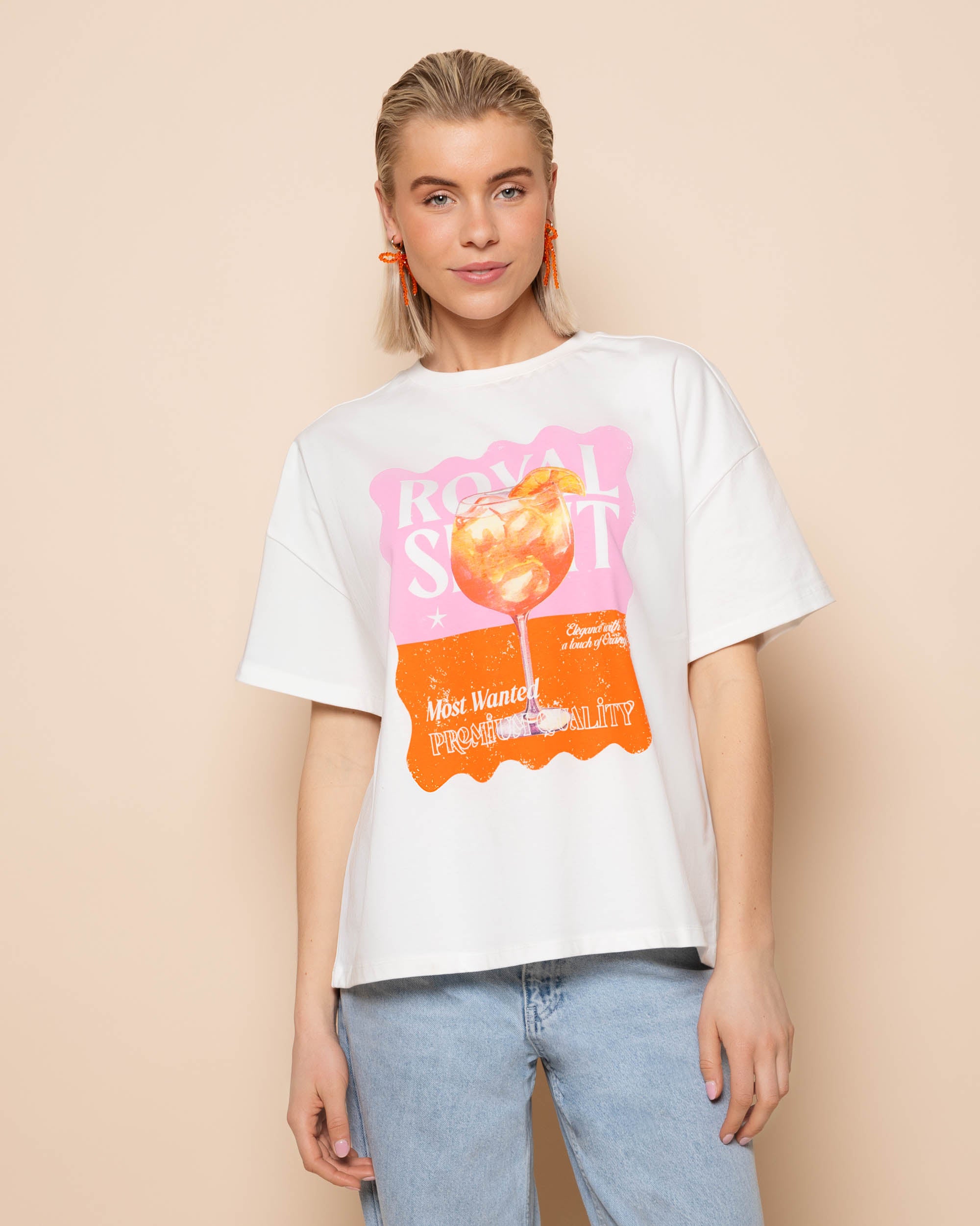 Model in een wit korte mouwen shirt met een oranje en roze opdruk