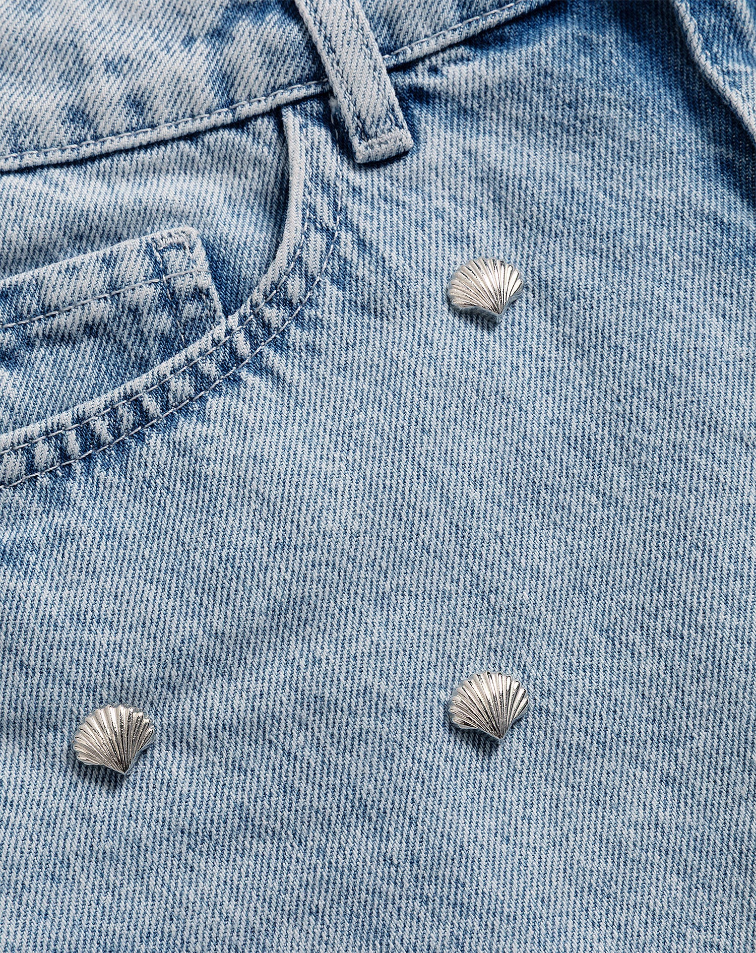 SHELL STUD STRAIGHT LEG JEANS LIGHT BLUE