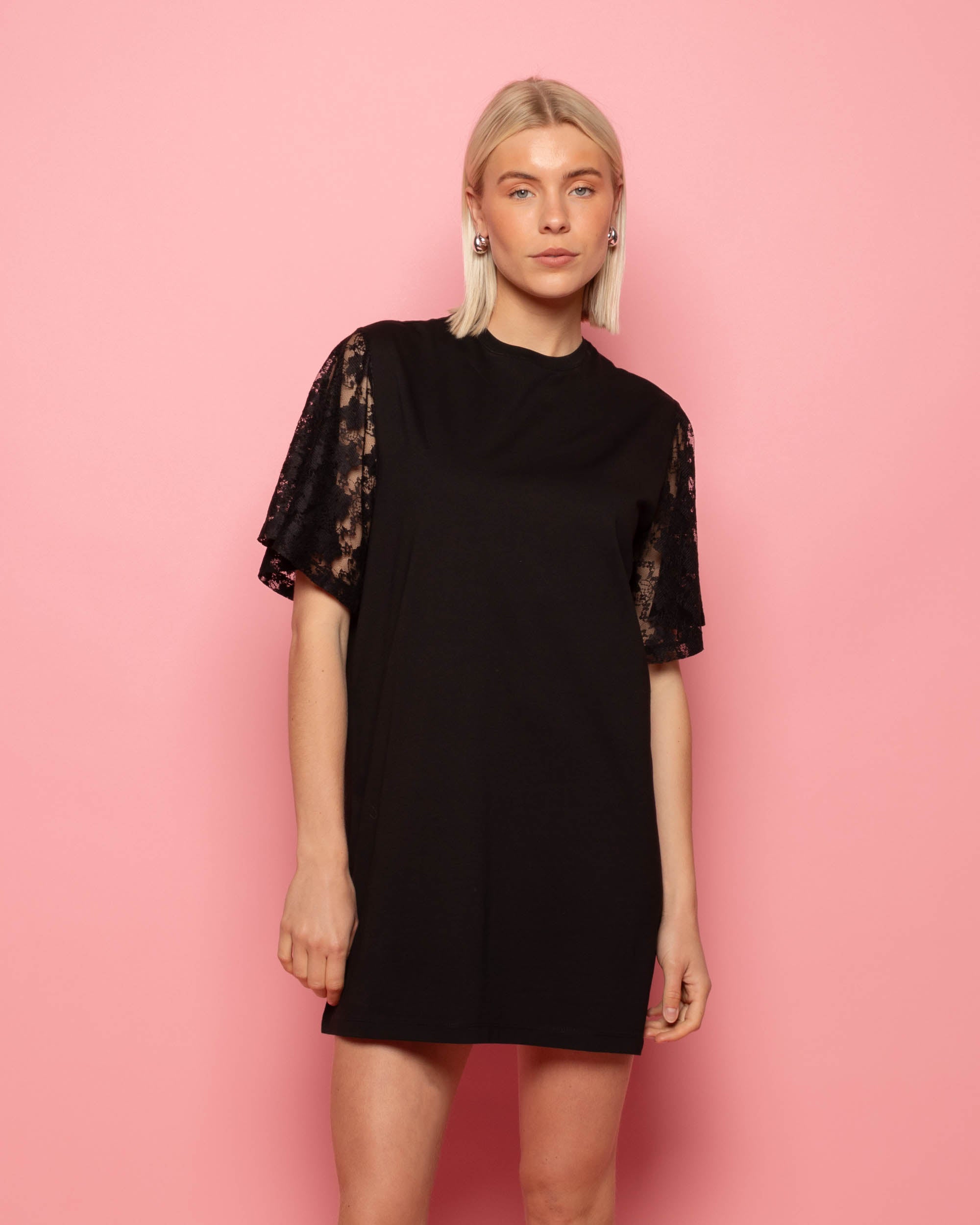 LACE BUTTERFLY SLEEVE TEE DRESS ZWART