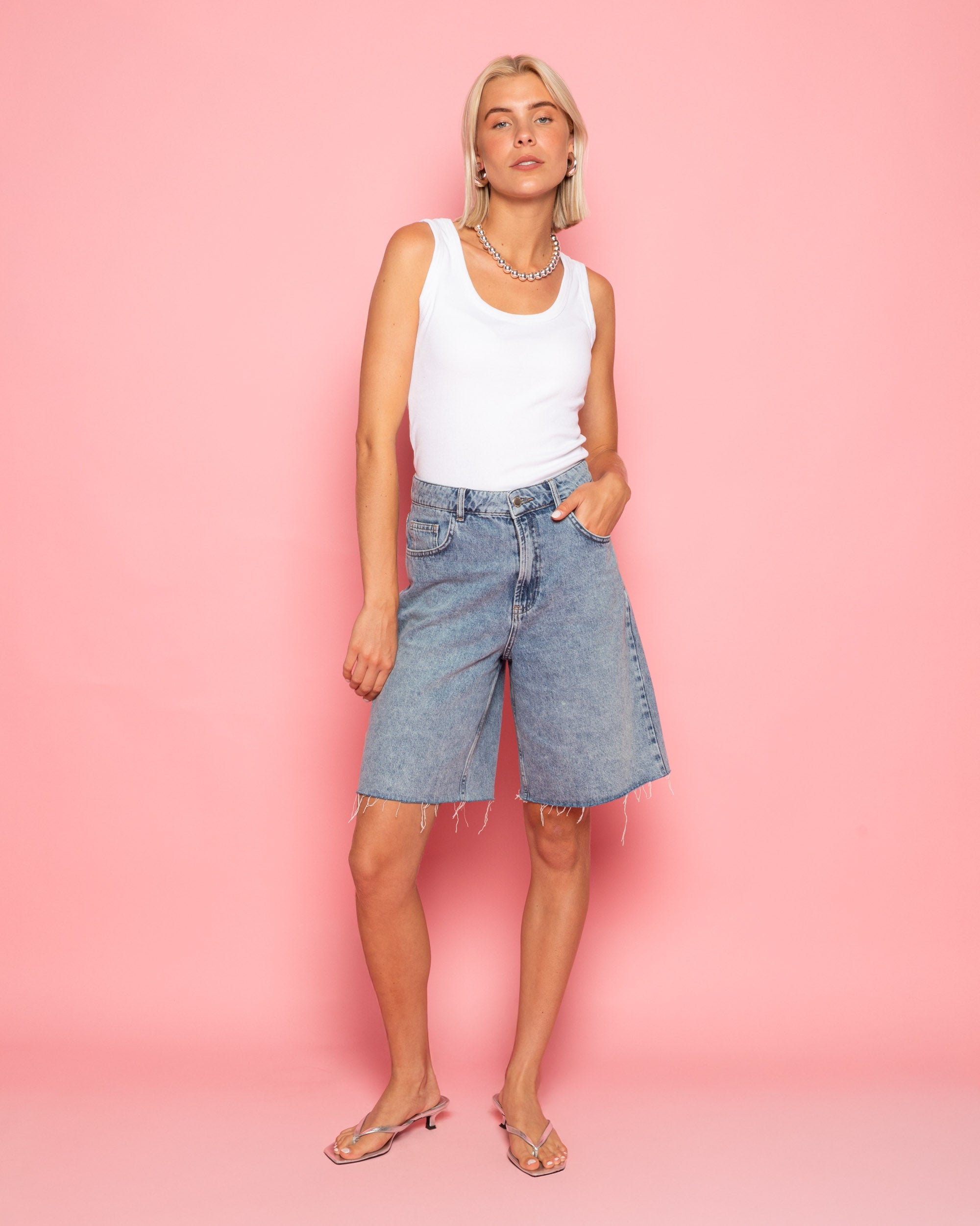 BAGGY DENIM JORT MID BLUE