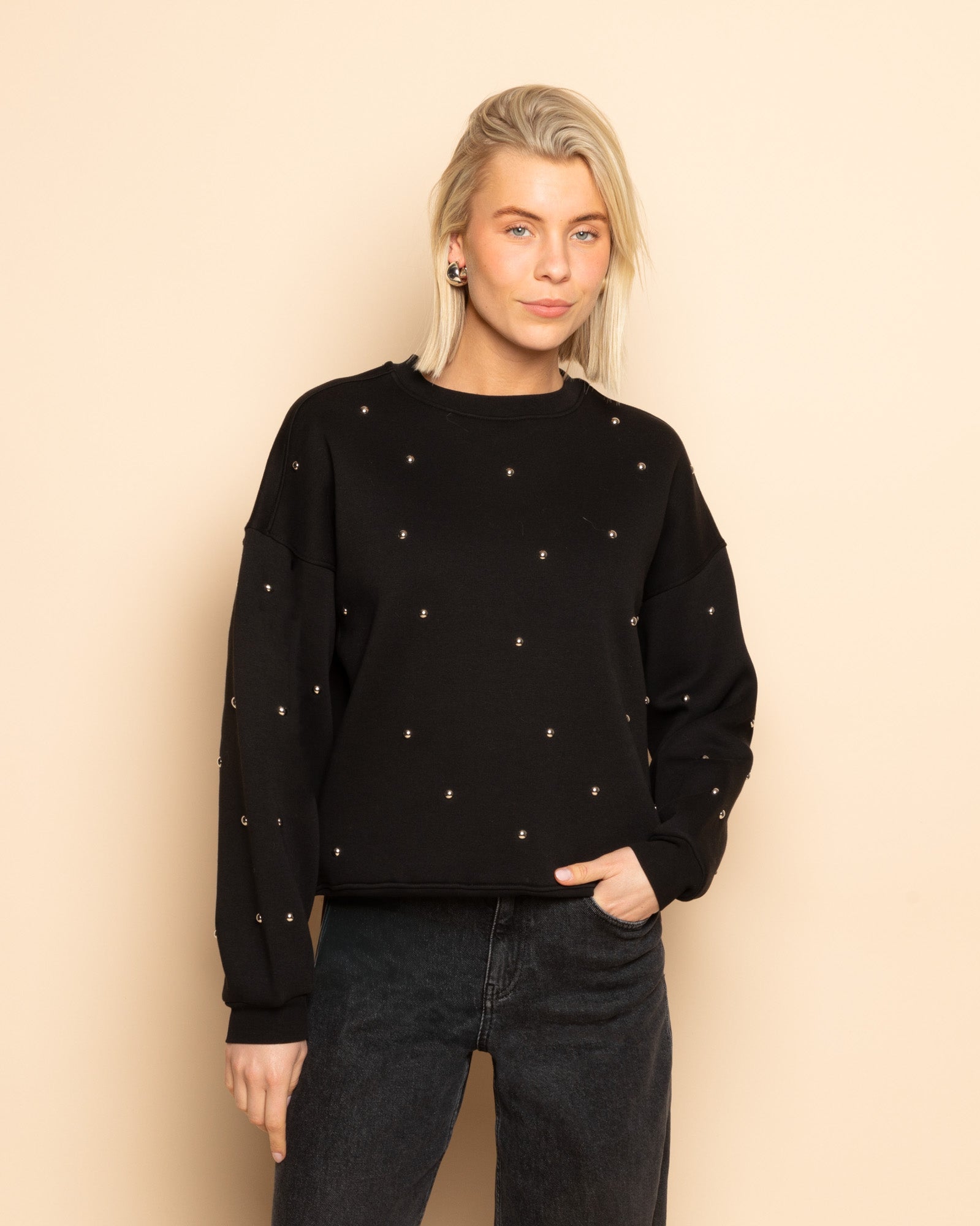 BOLD STUDS SWEATER ZWART