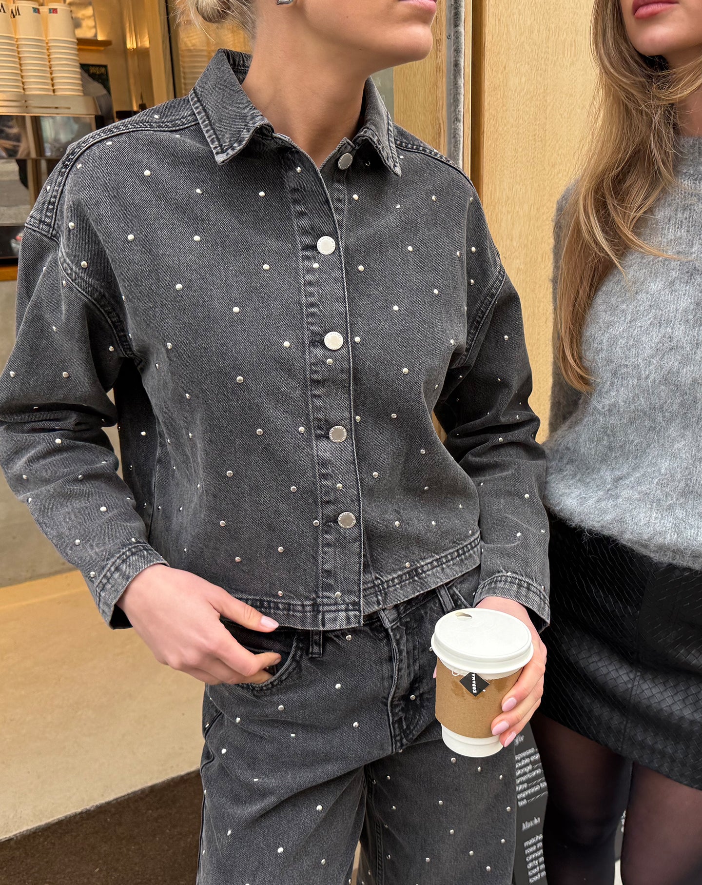 ALLOVER STUD DENIM JACKET GRIJS