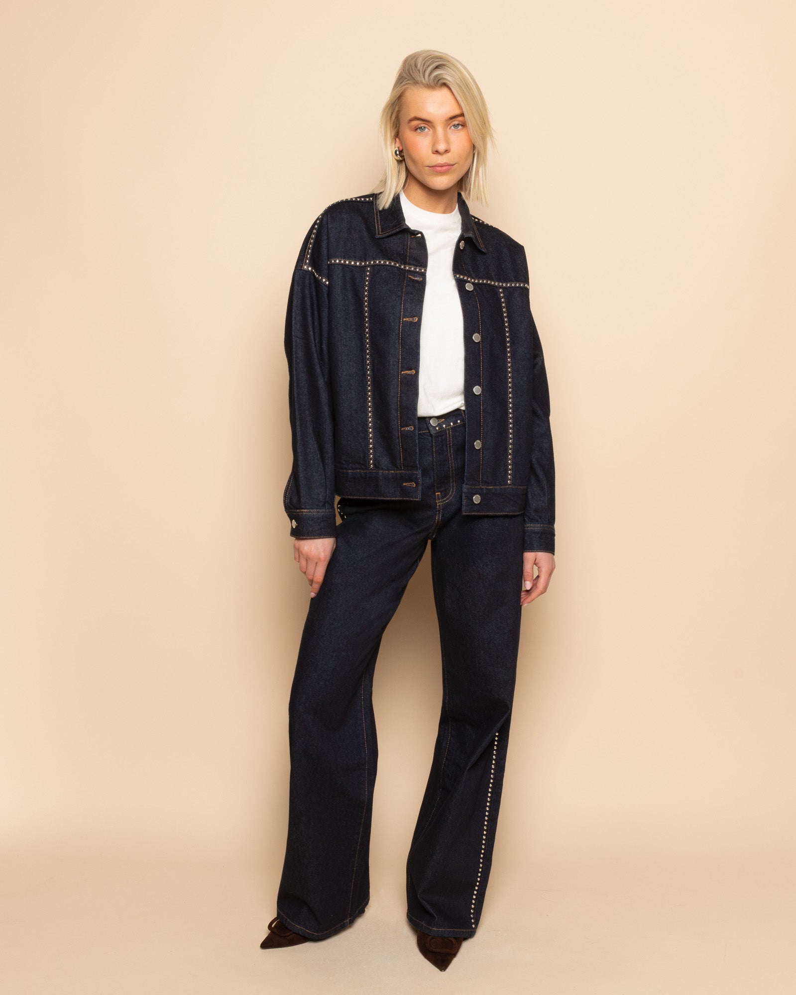 LIA STUD DENIM JACKET DONKERBLAUW