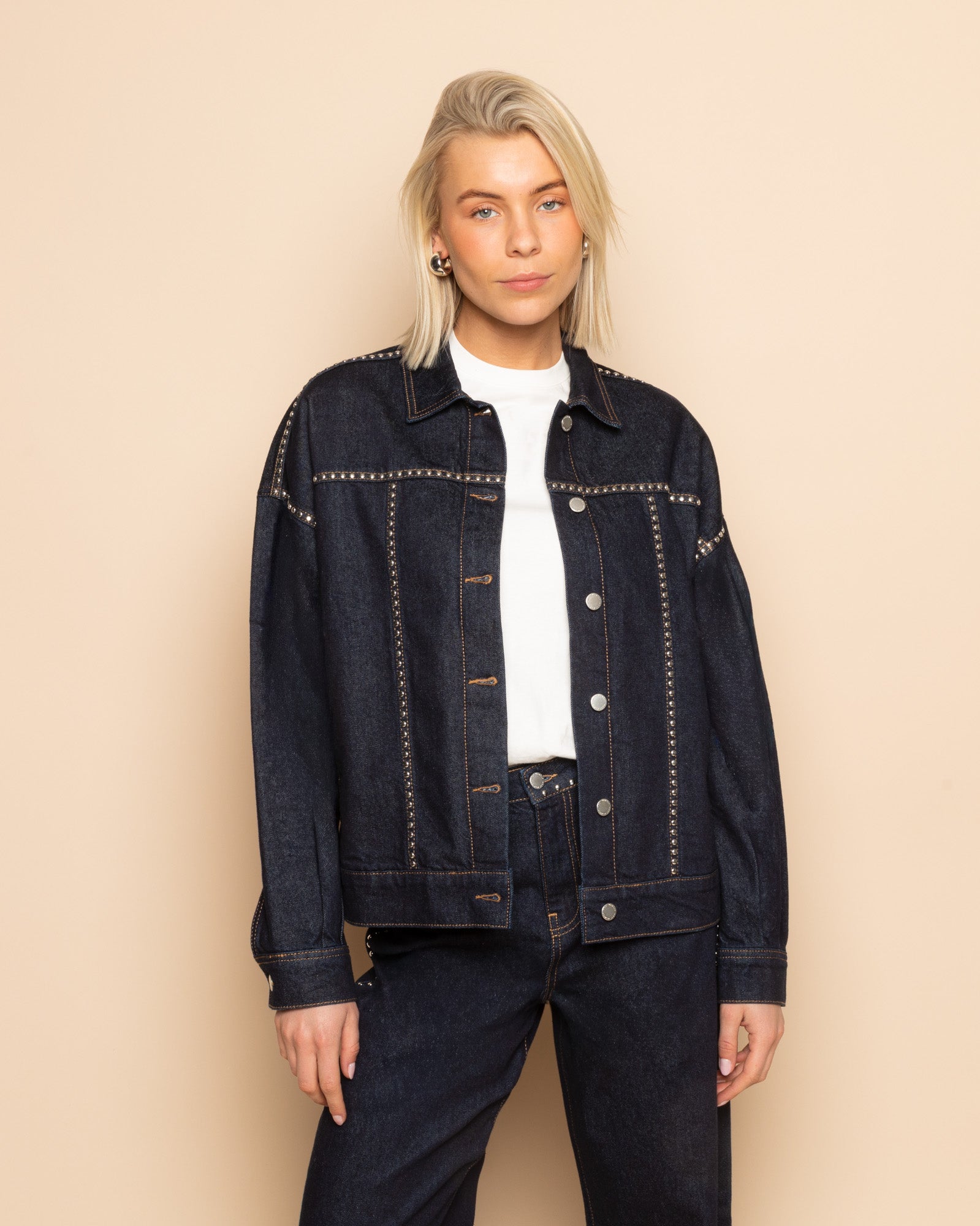 LIA STUD DENIM JACKET DONKERBLAUW