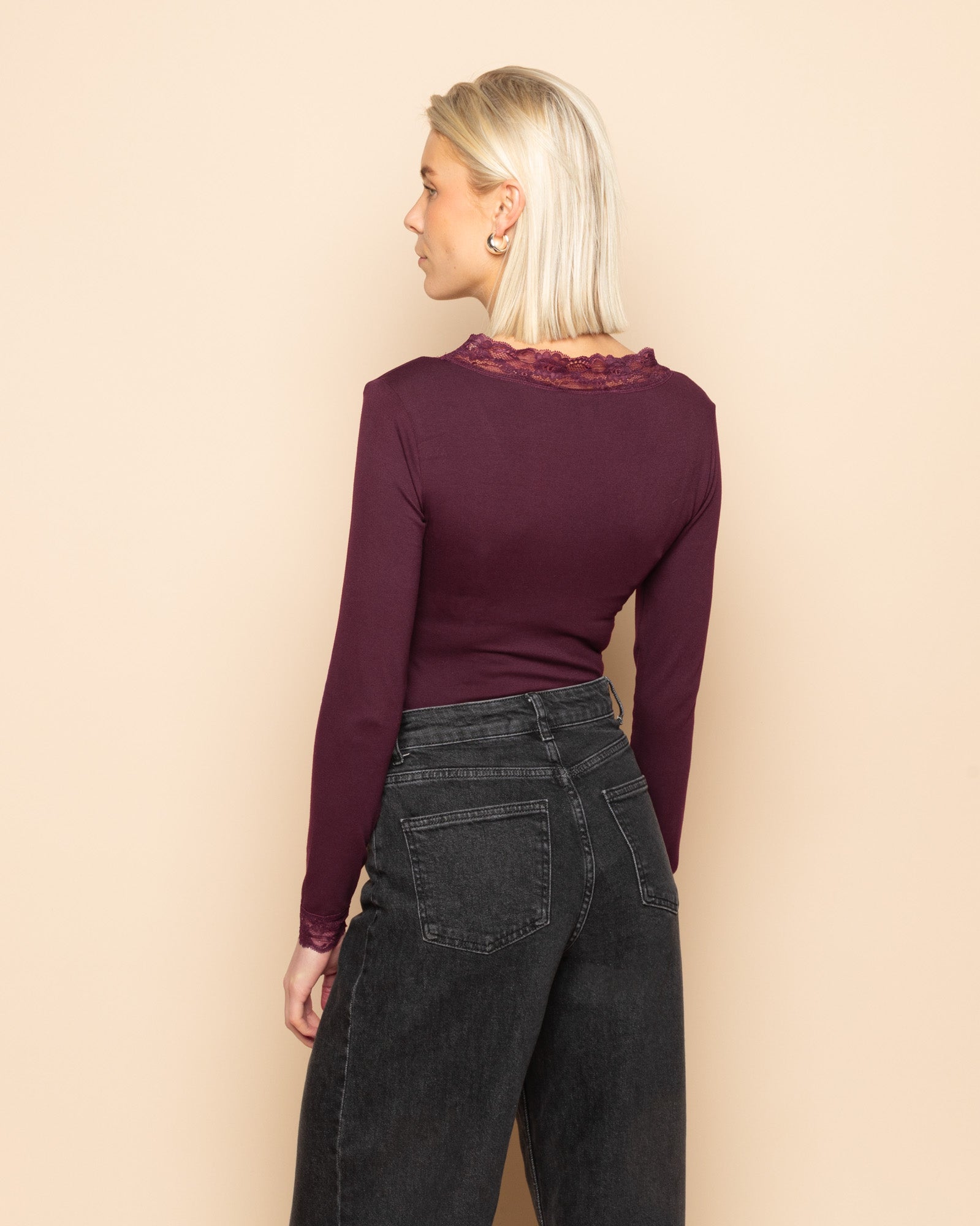 LACE VNECK LONG SLEEVE TOP DONKER BURGUNDY