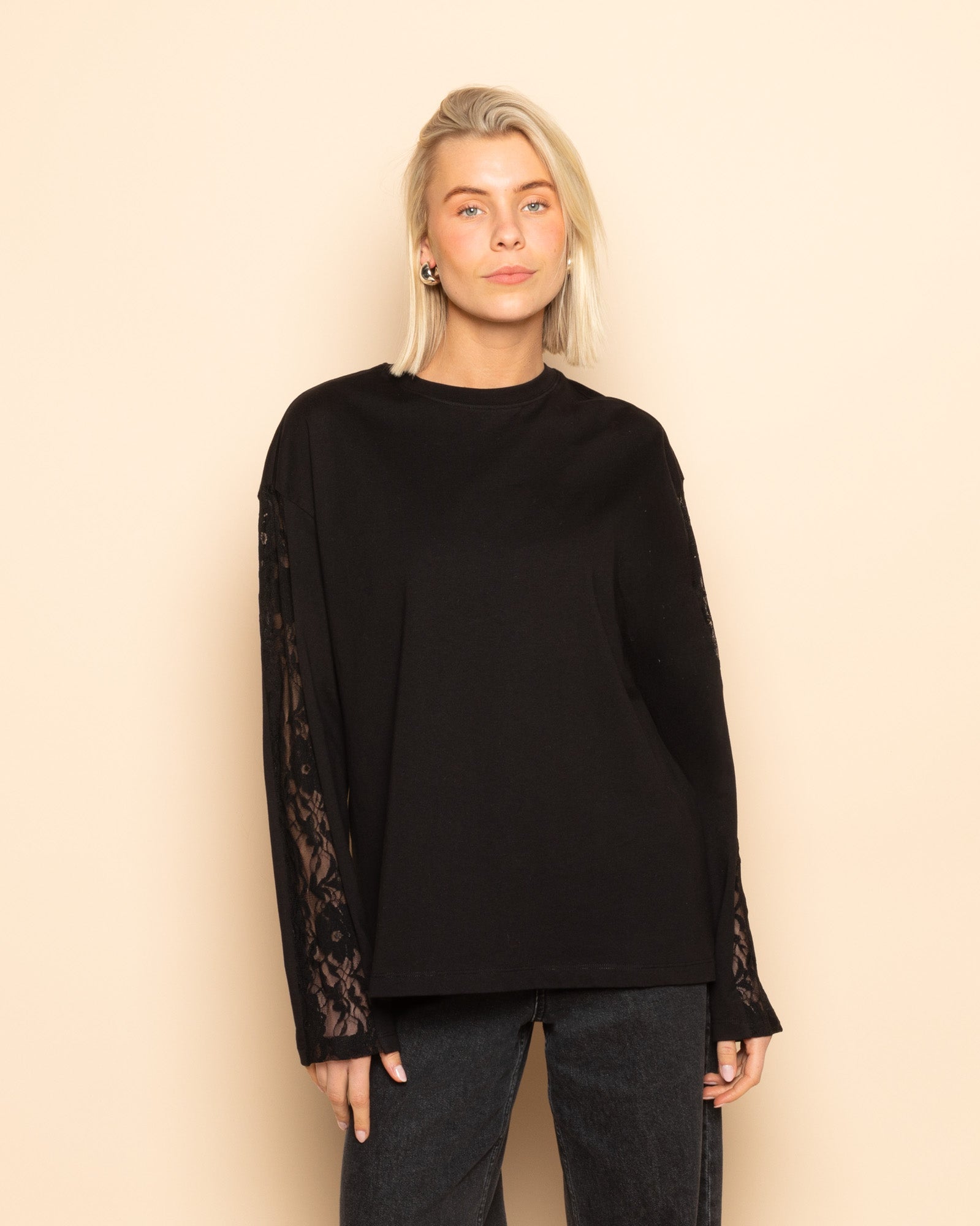 LACE INSERT LONG SLEEVE TEE ZWART