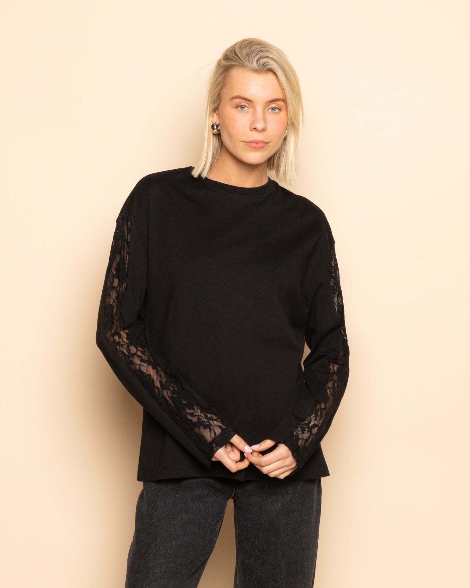 LACE INSERT LONG SLEEVE TEE ZWART