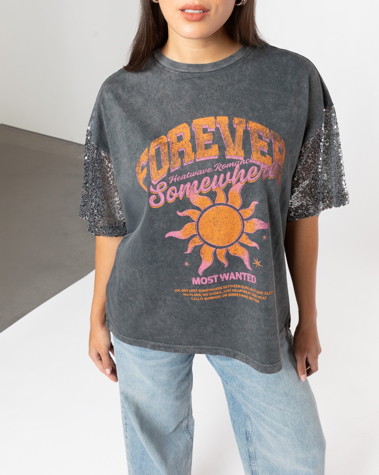 SOMEWHERE SEQUIN SLEEVE TEE ACID GRIJS
