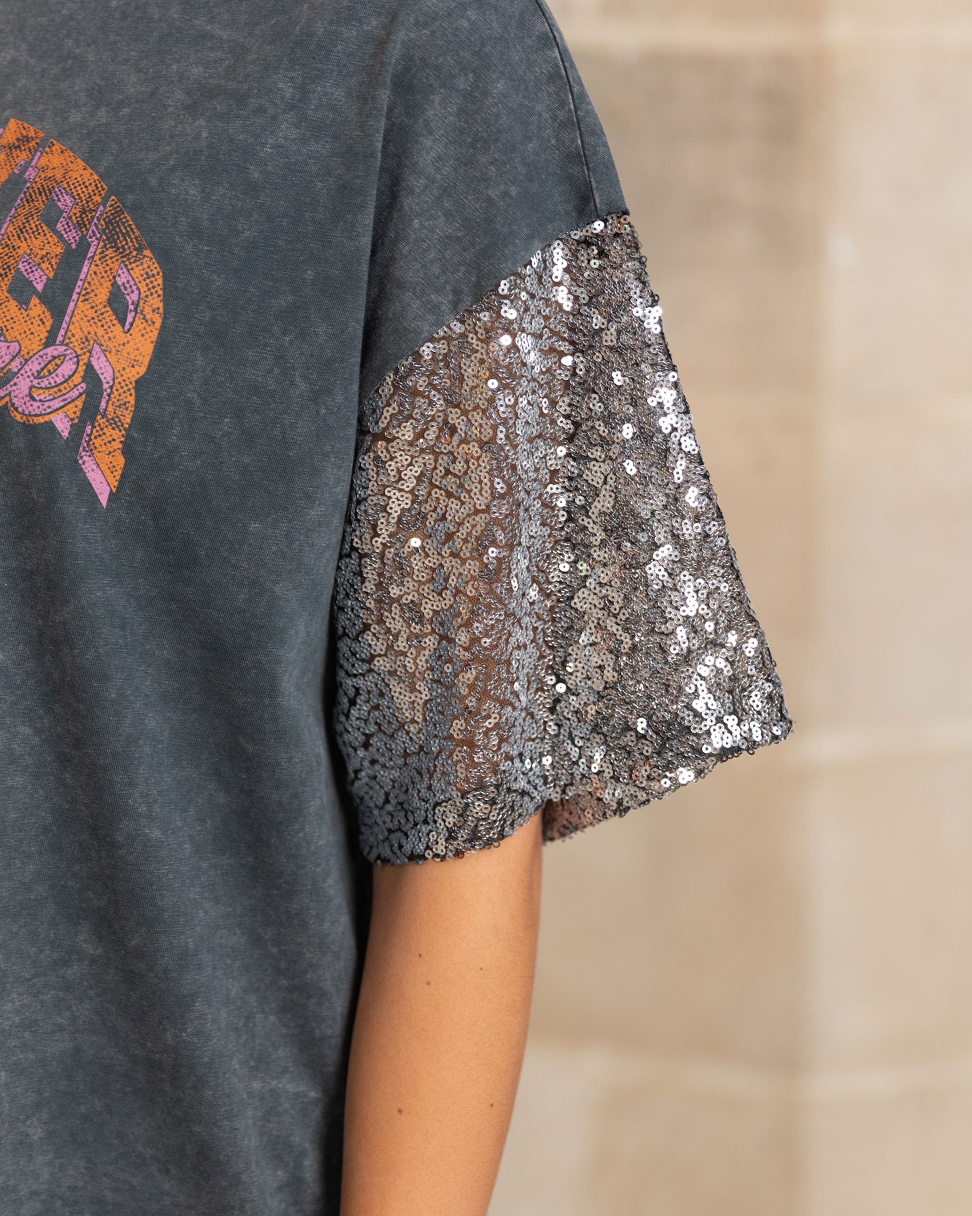 SOMEWHERE SEQUIN SLEEVE TEE ACID GREY