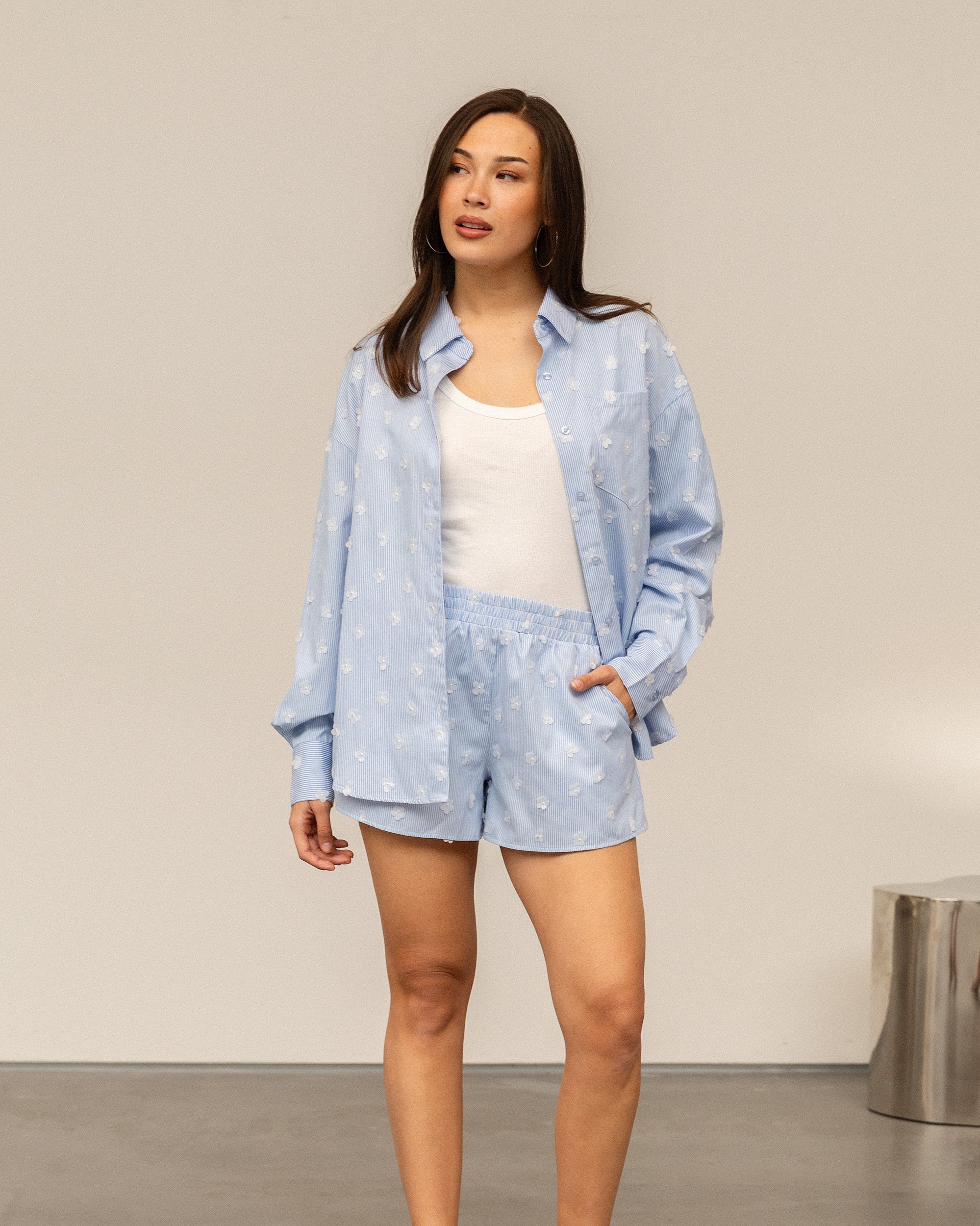 OVERSIZED FLOWER EMBELLISHED STRIPE BLOUSE BLAUW