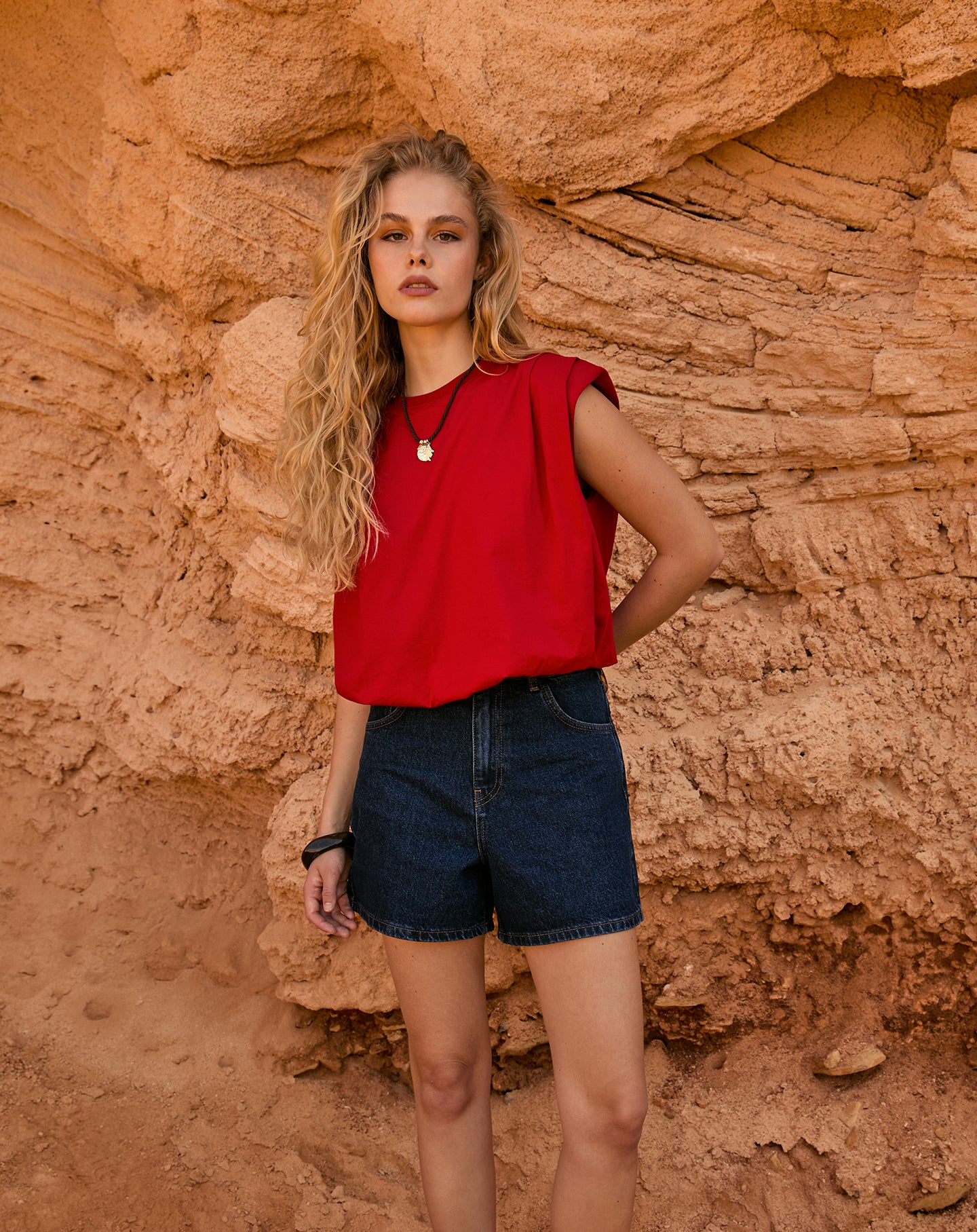 PADDED SHOULDER BUBBLE HEM TEE ROOD