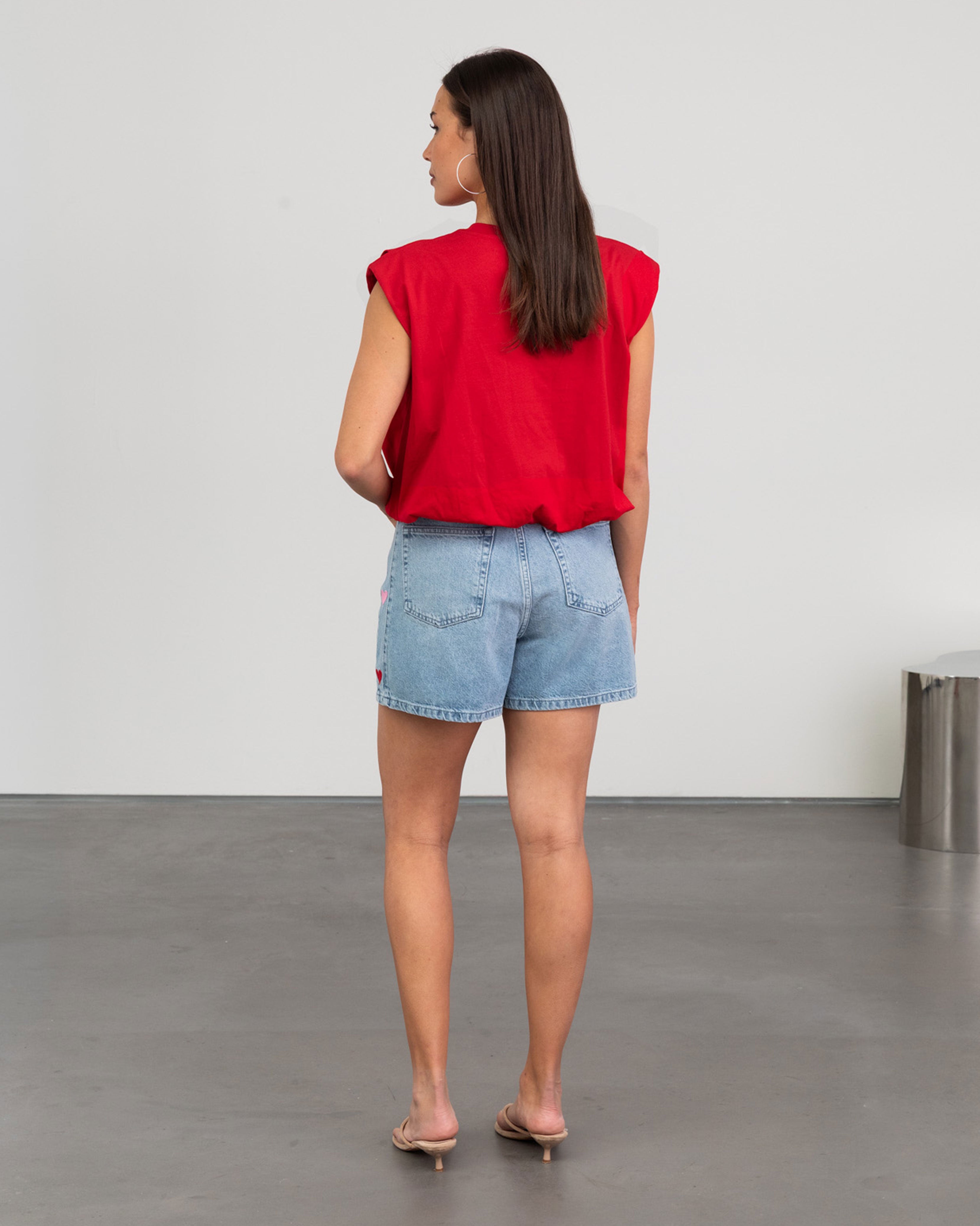 PADDED SHOULDER BUBBLE HEM TEE ROOD