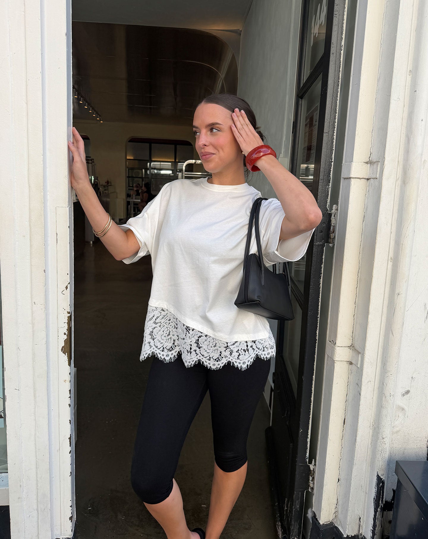 ASYMMETRIC LACE HEM TEE CRÈME