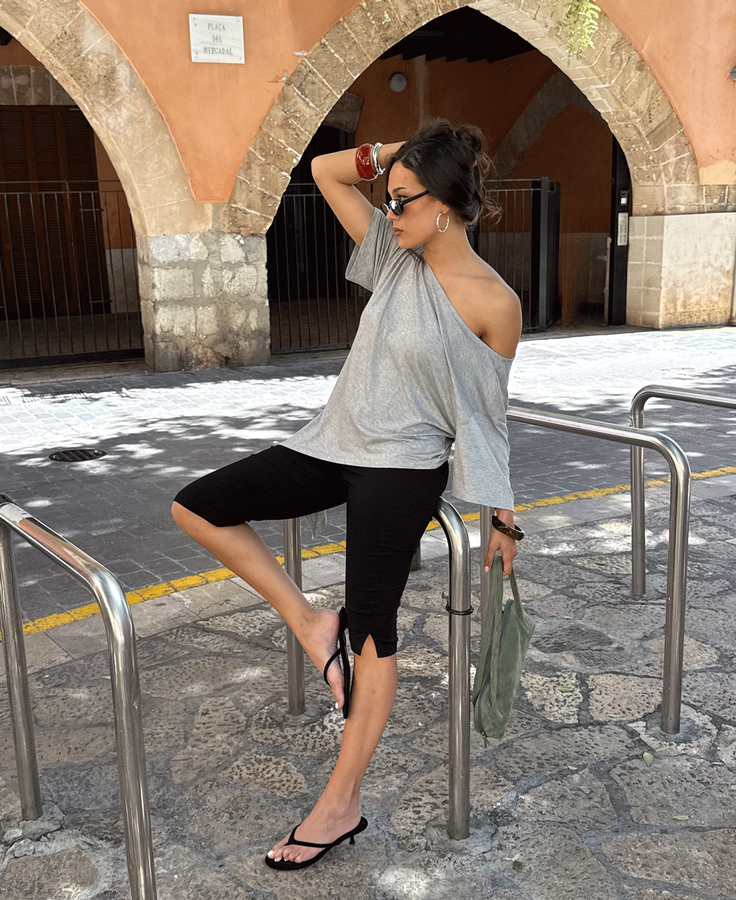 ASYMMETRIC OFF SHOULDER TEE GRIJS MELANGE