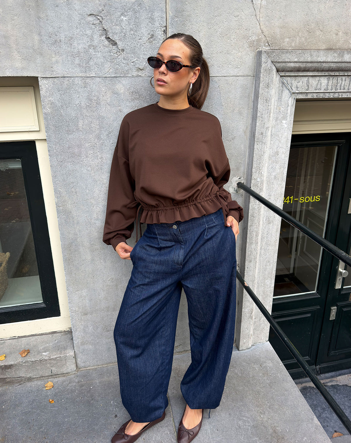 SCUBA GATHERED STRAP SWEAT CHOCOLADEBRUIN