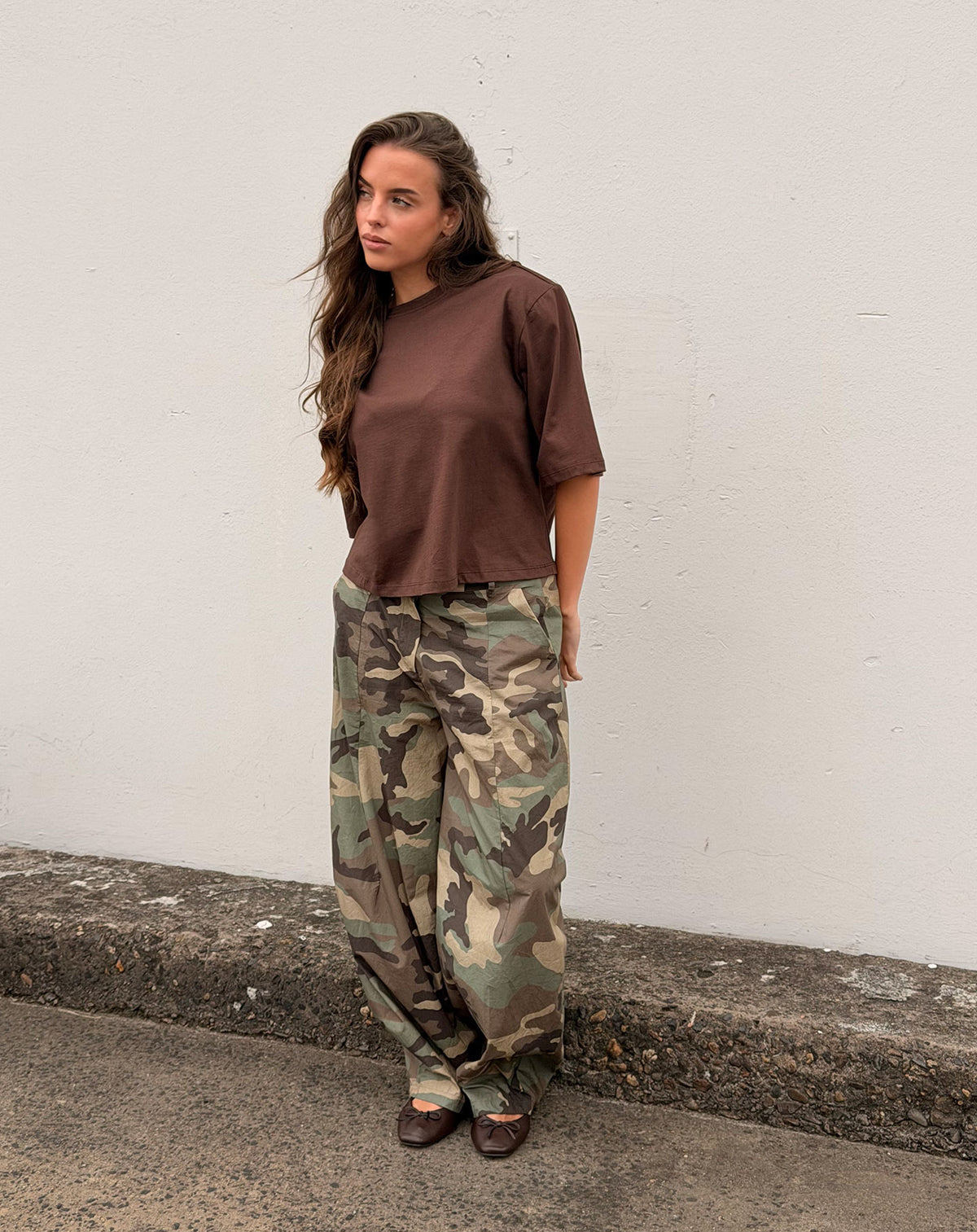 BASIC PADDED SHOULDER TEE DONKERBRUIN