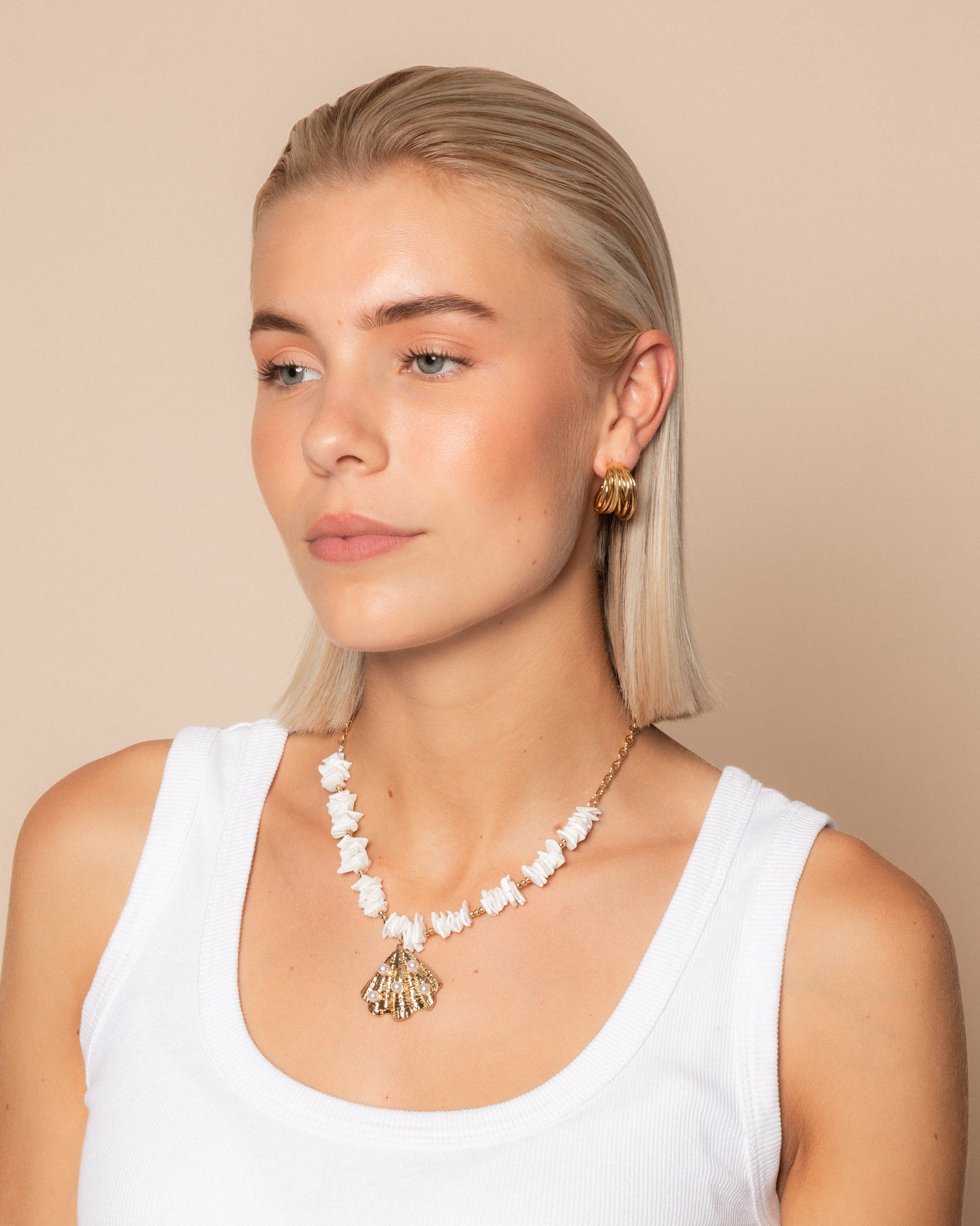 CORAL SEASHELL NECKLACE