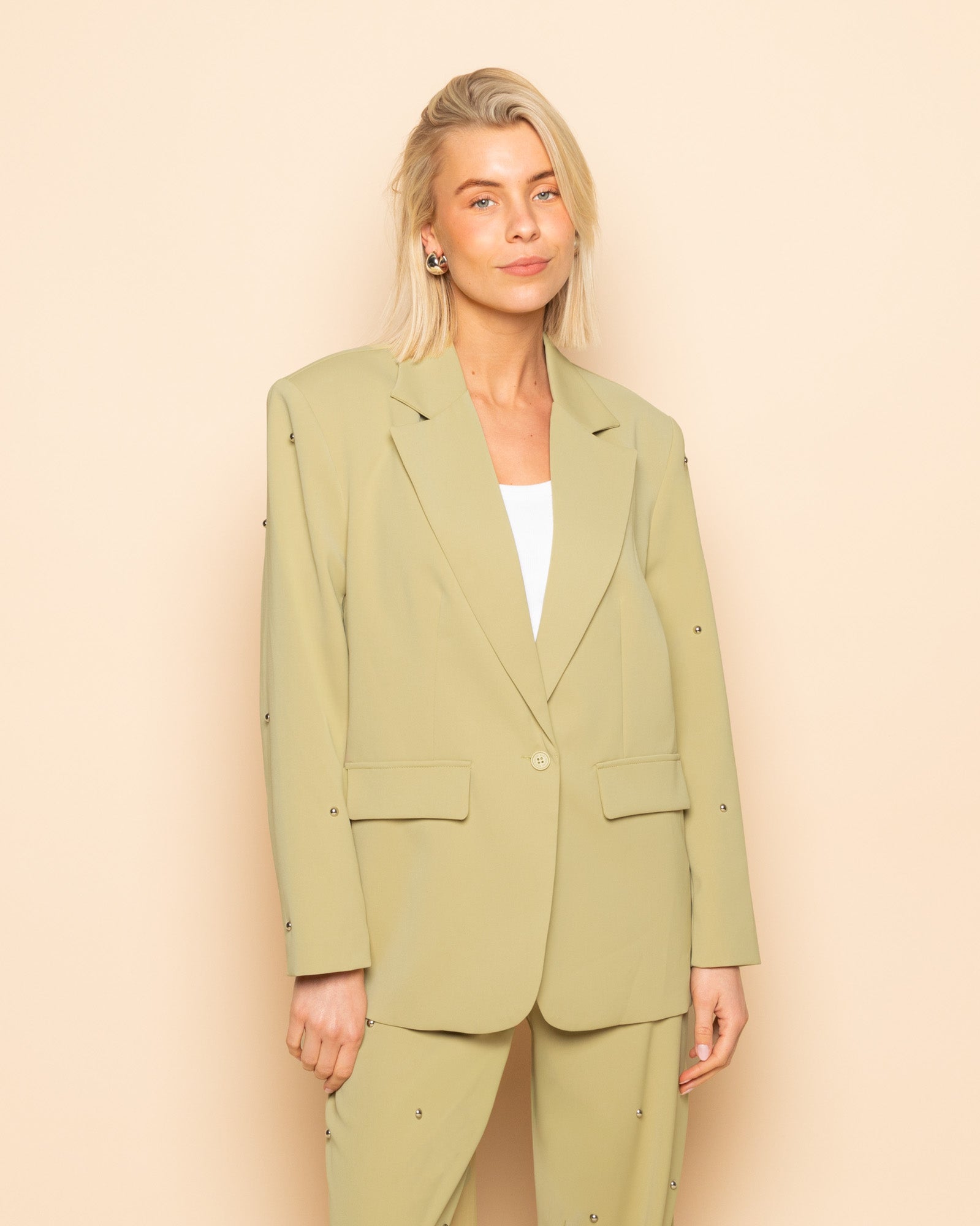 FLO BUBBLE STUD STRAIGHT LEG PANTALON LICHT OLIJFGROEN