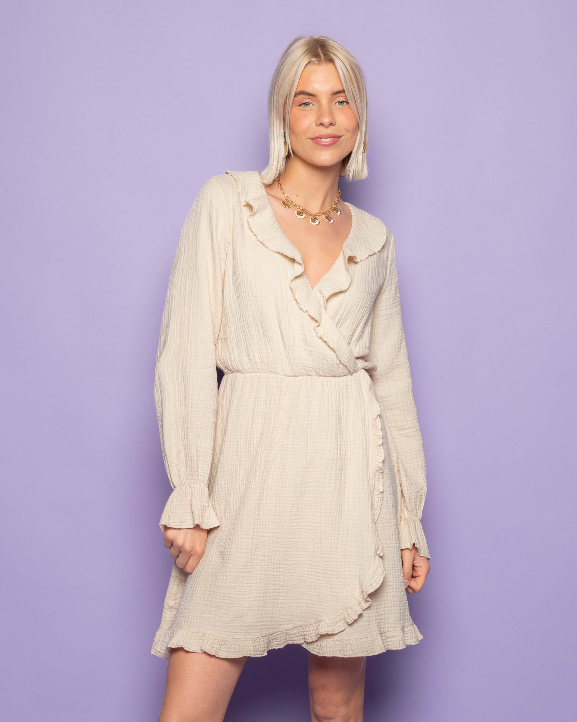 MOUSSELINE RUFFLE V-NECK WRAP DRESS ZAND