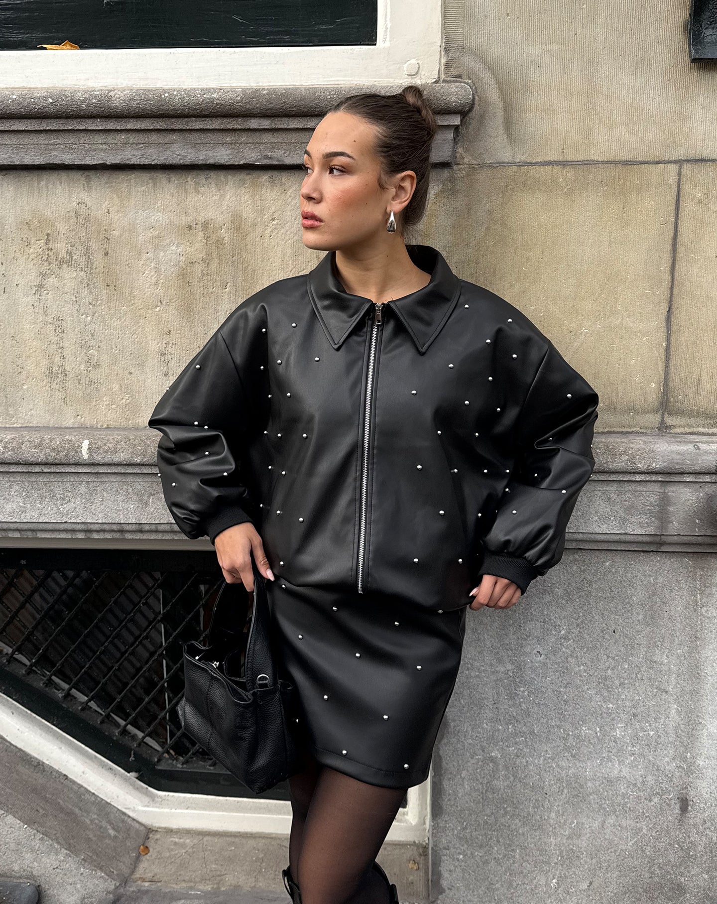 FAUX LEATHER STUDDED BOMBER JACKET ZWART