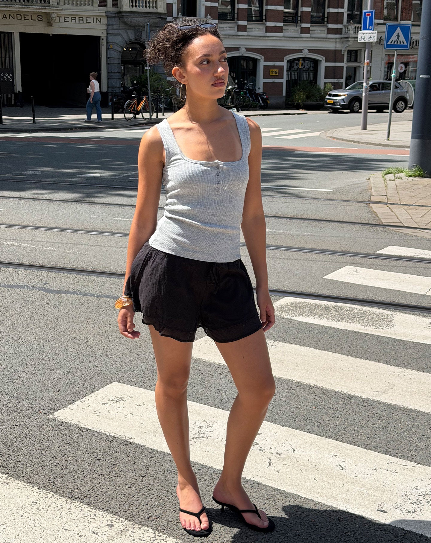 JACKY FLOWY RUFFLE SHORTS ZWART