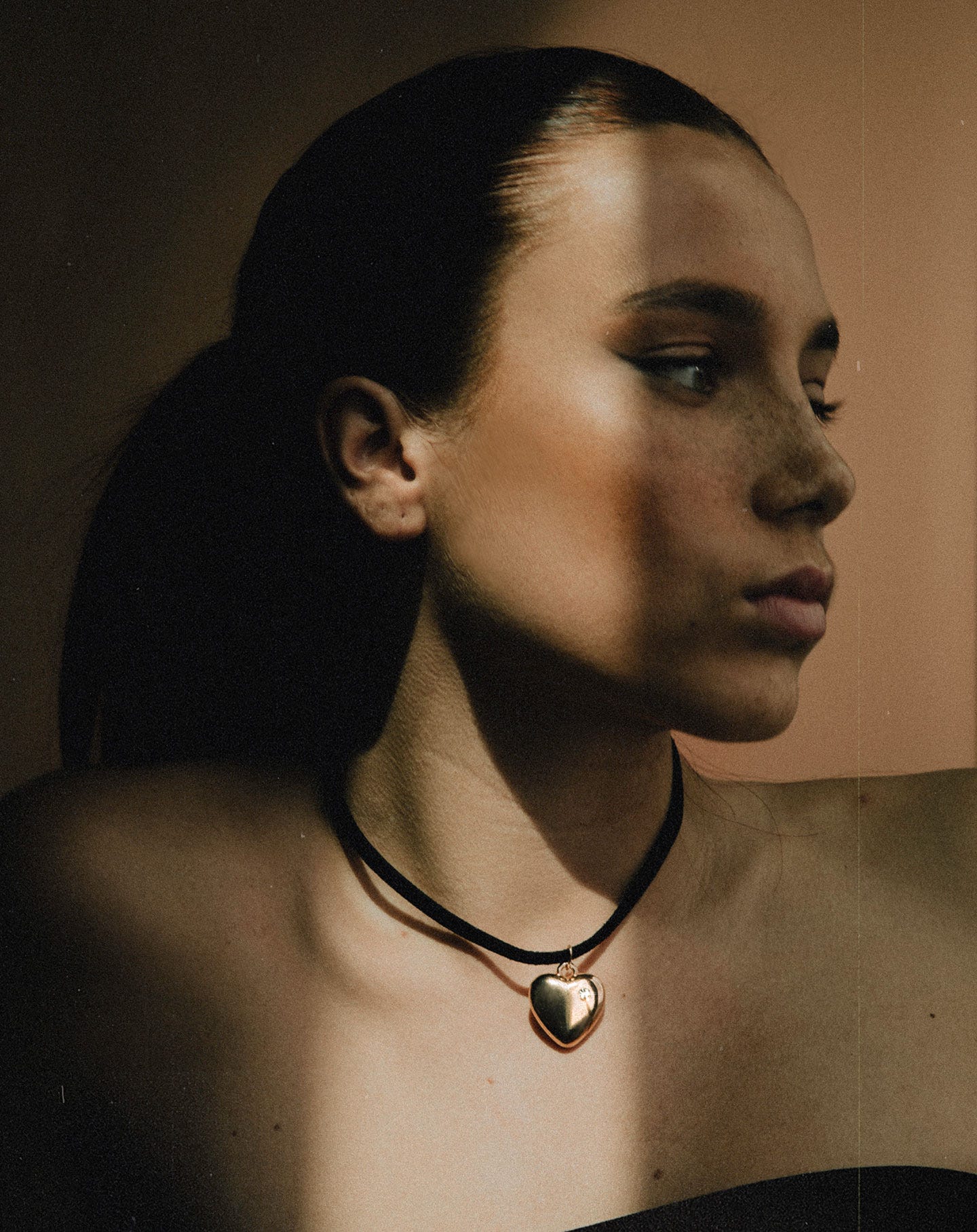 HEART PENDANT VELVET NECKLACE