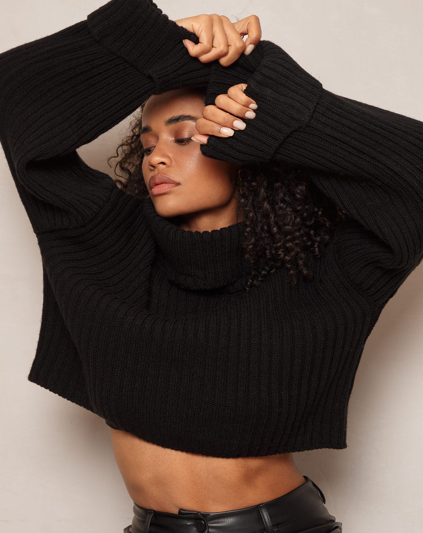 CHUNKY SLEEVES CROPPED KNIT BLACK