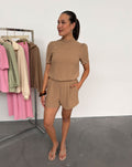 JULIE SHORTS DONKER BEIGE