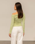 TAMAR OFF SHOULDER RUCHED TOP LICHT OLIJFGROEN