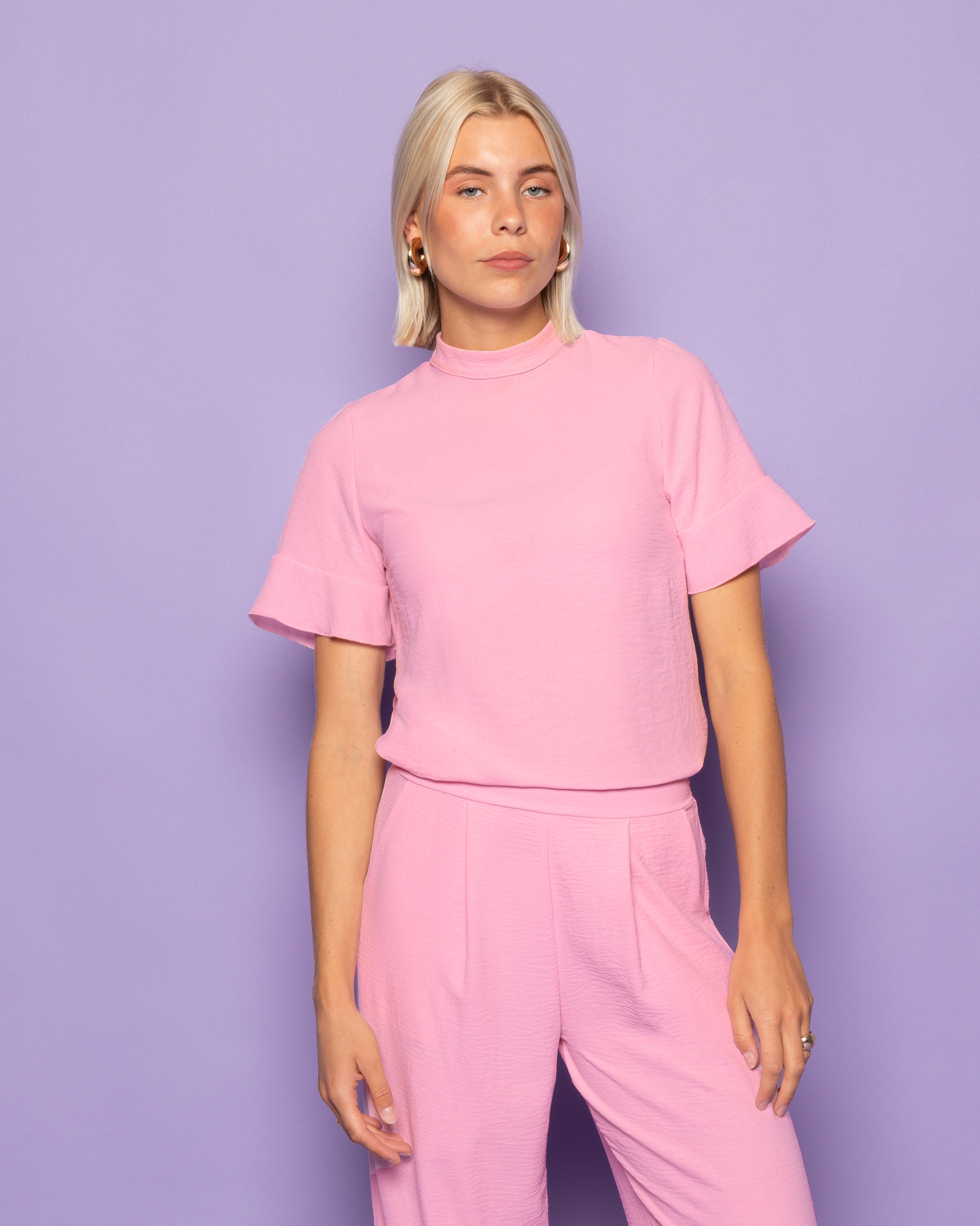 JULIE RUFFLE TOP HARD PINK