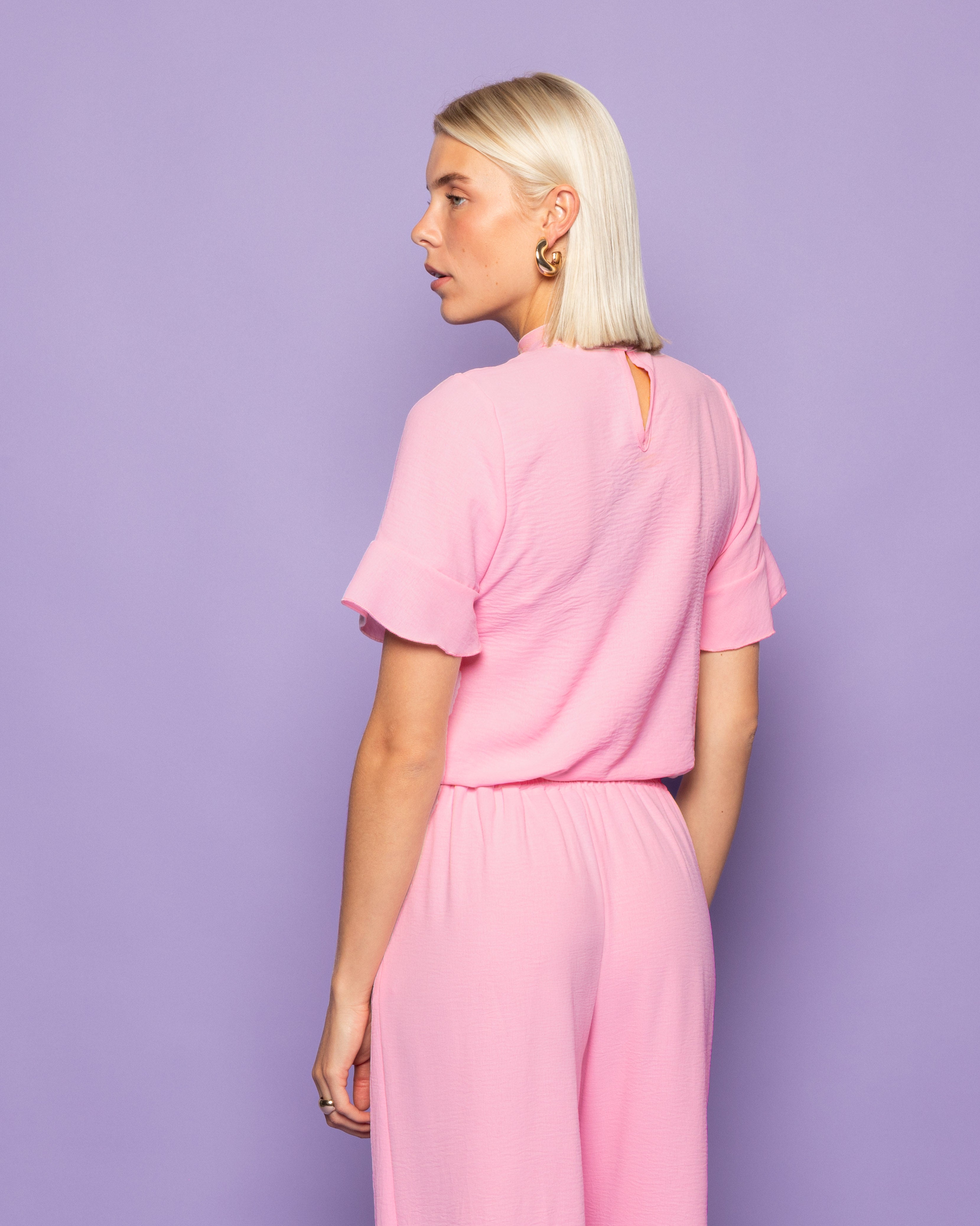 JULIE RUFFLE TOP HARD PINK