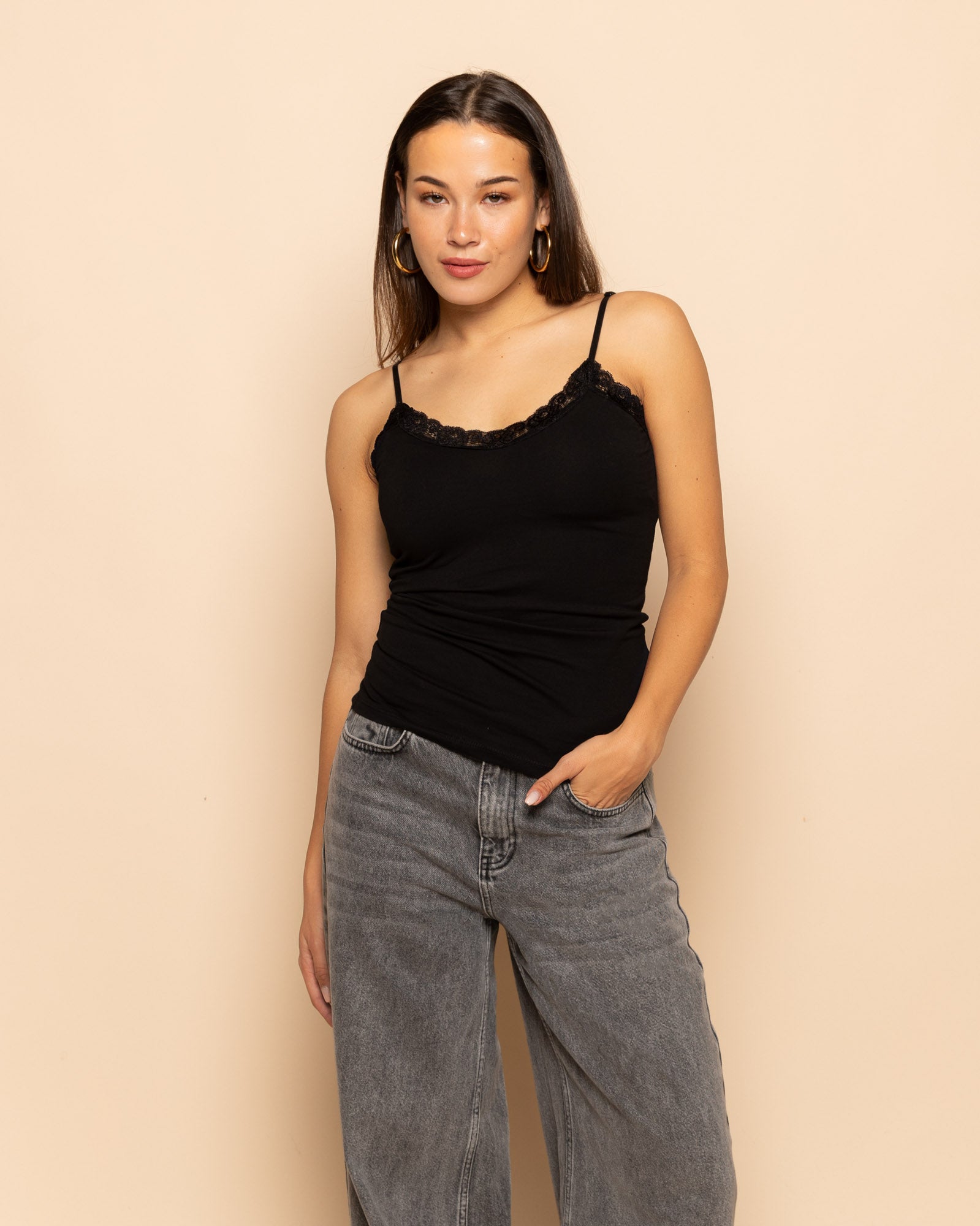 LACE V-NECK CAMI TOP ZWART