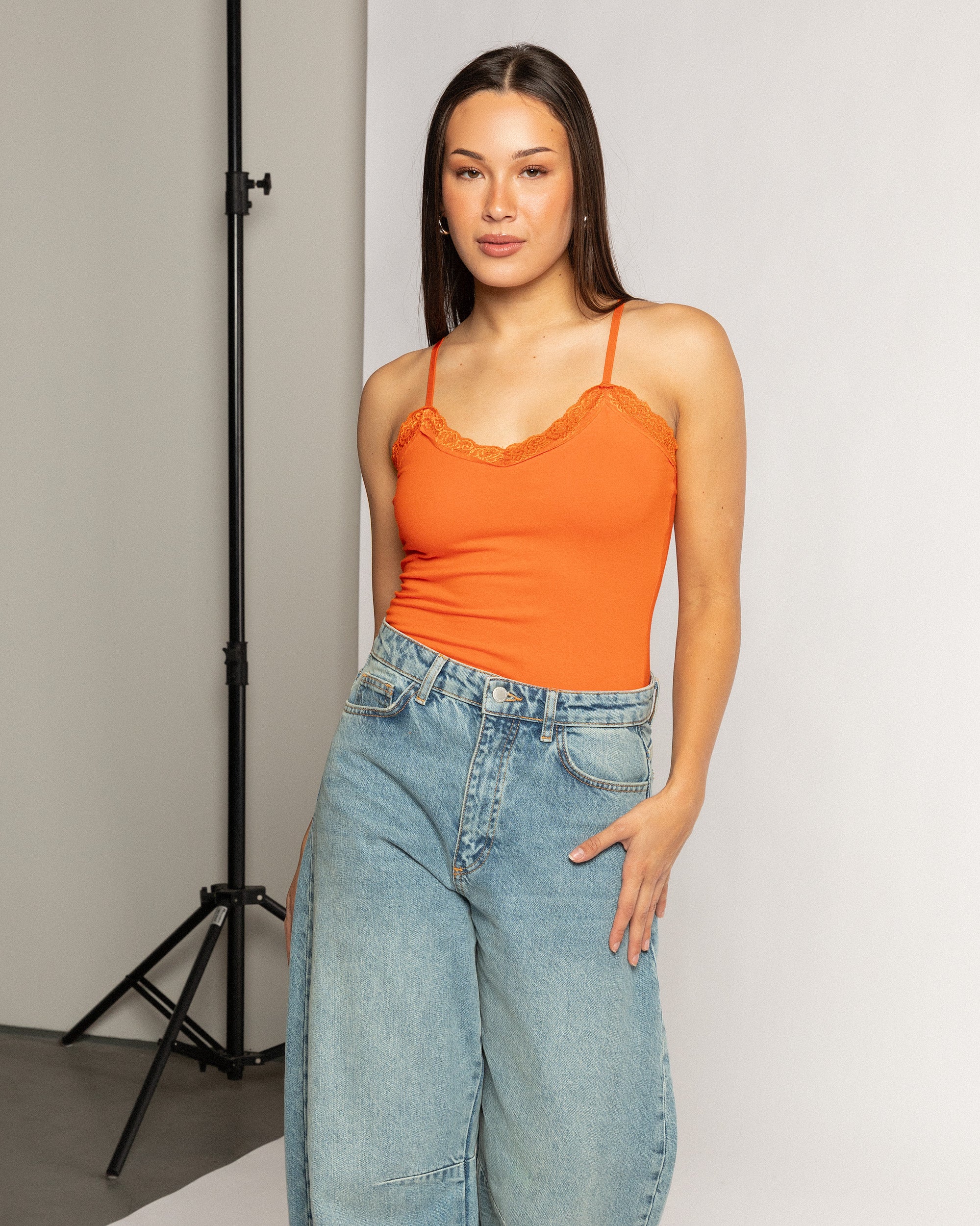 LACE V-NECK CAMI TOP ORANJE