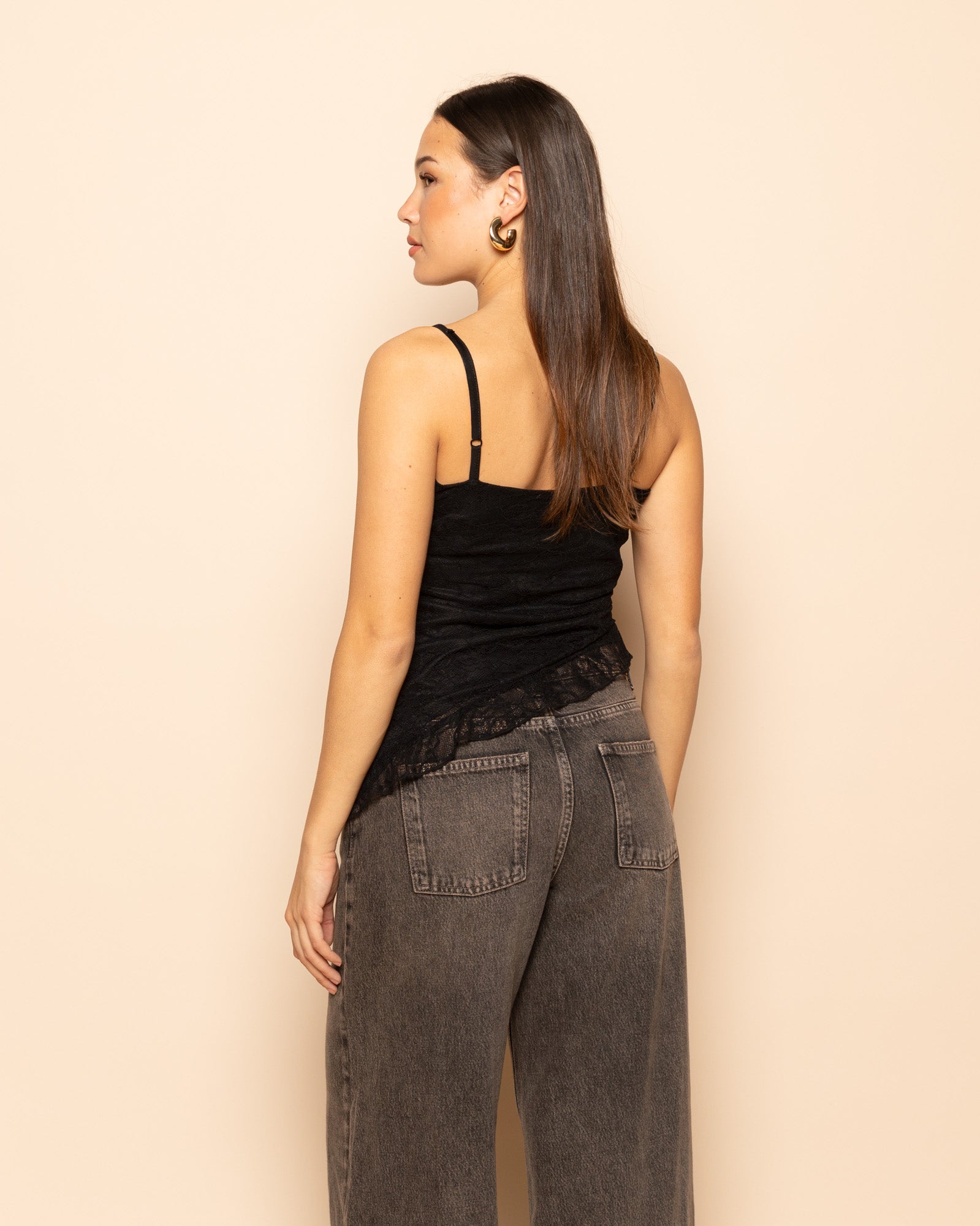 ASYMMETRIC LACE RUFFLE TOP ZWART